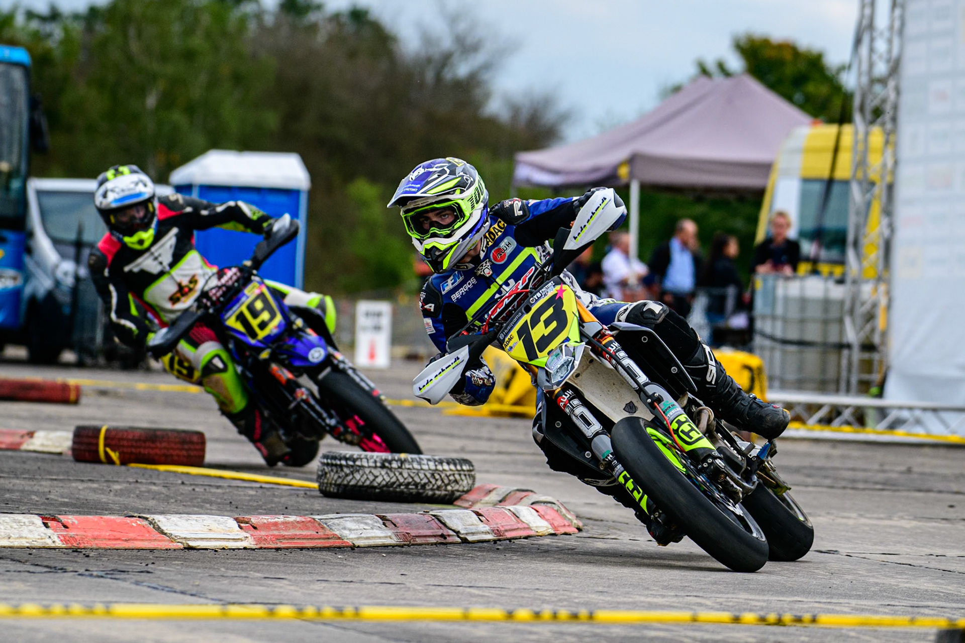 Auf dem 1500 m langen und schnellsten Kurs in Deutschland werden über 200 Teilnehmer erwartet. Bei den Rennen werden die Sieger in der Meisterschaft S1 und die DMSB Super Moto Meisterschaft S2 sowie dem DMSB SuperMoto Pokal S3 und der SuperMoto Trophy S4 Nord/Süd ermittelt.Marie-Louise Staab in der Klasse S4 mit der Startnummer #13 aus Groß-Zimmern (DEU), Lucas Löffler in der Klasse S3 mit der Startnummer #19 aus Haigerloch (DEU)