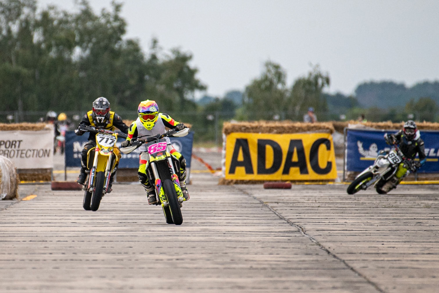 Auf dem 1500 m langen und schnellsten Kurs in Deutschland werden über 200 Teilnehmer erwartet. Bei den Rennen werden die Sieger in der Meisterschaft S1 und die DMSB Super Moto Meisterschaft S2 sowie dem DMSB SuperMoto Pokal S3 und der SuperMoto Trophy S4 Nord/Süd ermittelt.Thomas Vogel in der Klasse S4 mit der Startnummer #85 aus Münster (DEU), Yannik Plogmann in der Klasse S4 mit der Startnummer #717 aus Georgsmarienhütte (DEU)