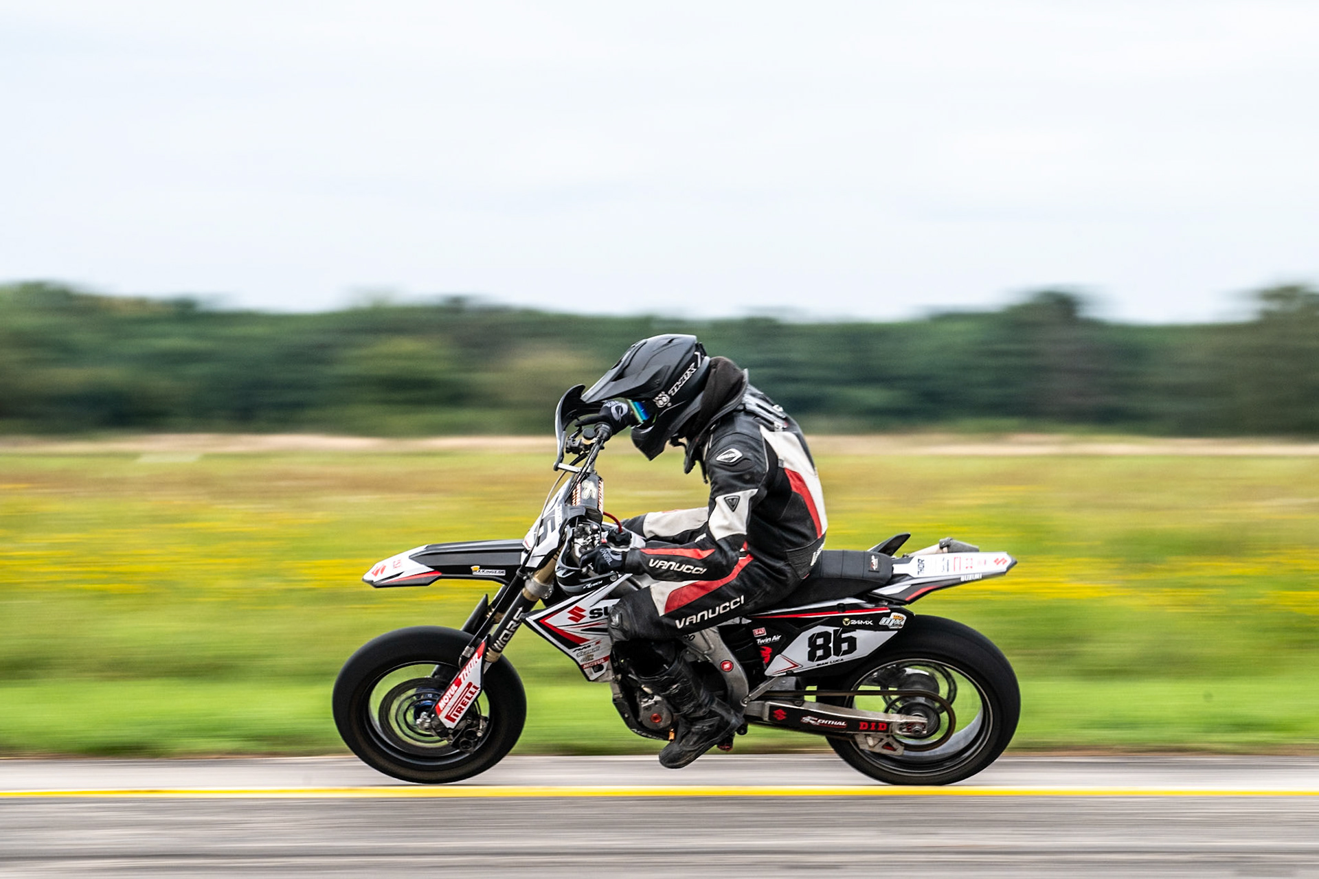 Auf dem 1500 m langen und schnellsten Kurs in Deutschland werden über 200 Teilnehmer erwartet. Bei den Rennen werden die Sieger in der Meisterschaft S1 und die DMSB Super Moto Meisterschaft S2 sowie dem DMSB SuperMoto Pokal S3 und der SuperMoto Trophy S4 Nord/Süd ermittelt.Gian Luca Niehaus in der Klasse S5 mit der Startnummer #86 aus Gütersloh (DEU)