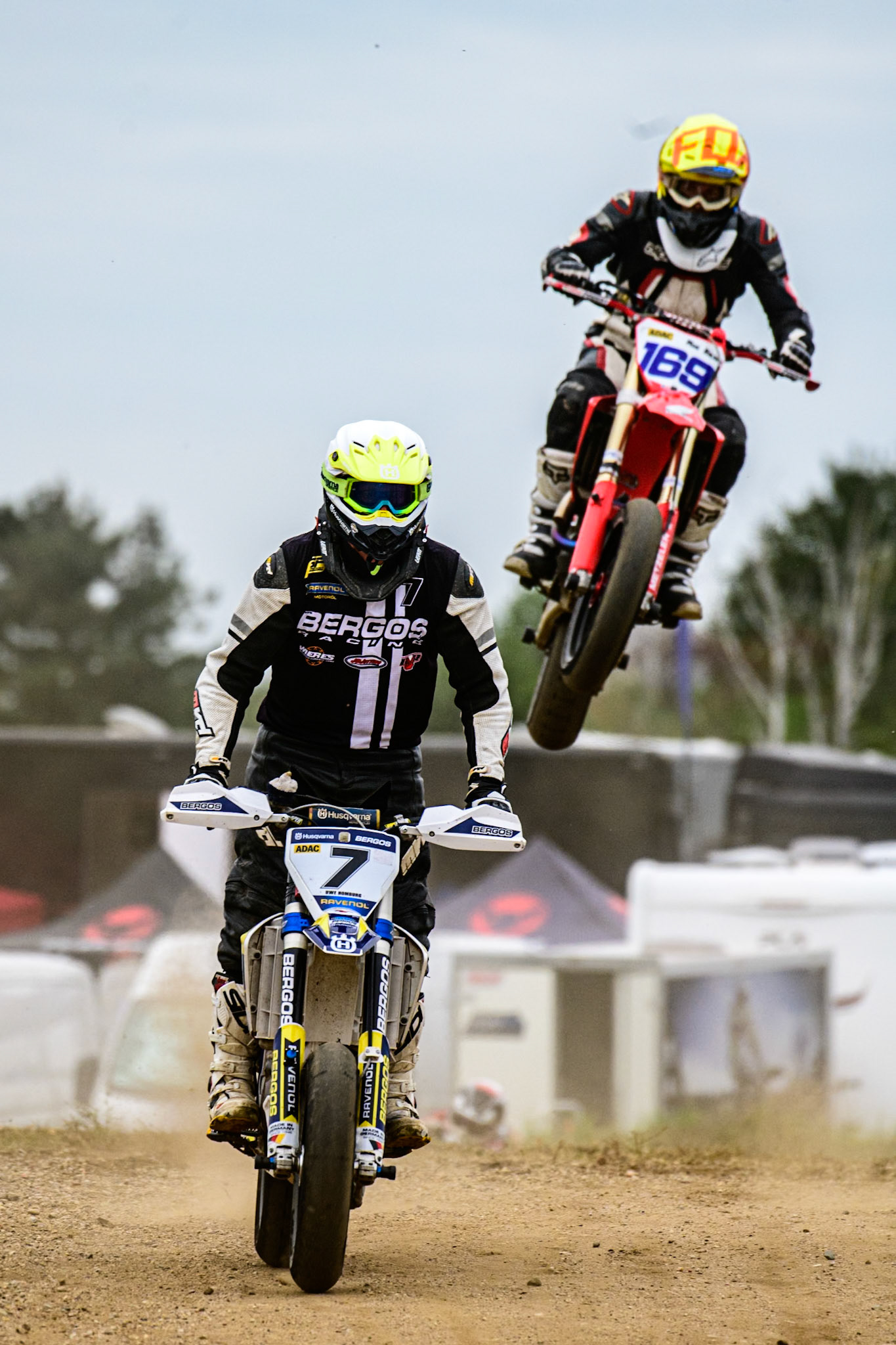 Auf dem 1500 m langen und schnellsten Kurs in Deutschland werden über 200 Teilnehmer erwartet. Bei den Rennen werden die Sieger in der Meisterschaft S1 und die DMSB Super Moto Meisterschaft S2 sowie dem DMSB SuperMoto Pokal S3 und der SuperMoto Trophy S4 Nord/Süd ermittelt.Moritz Mandl in der Klasse S4 mit der Startnummer #7 aus Bamberg (DEU), Maik Rolsing in der Klasse S4 mit der Startnummer #169 aus Drensteinfurt (DEU)