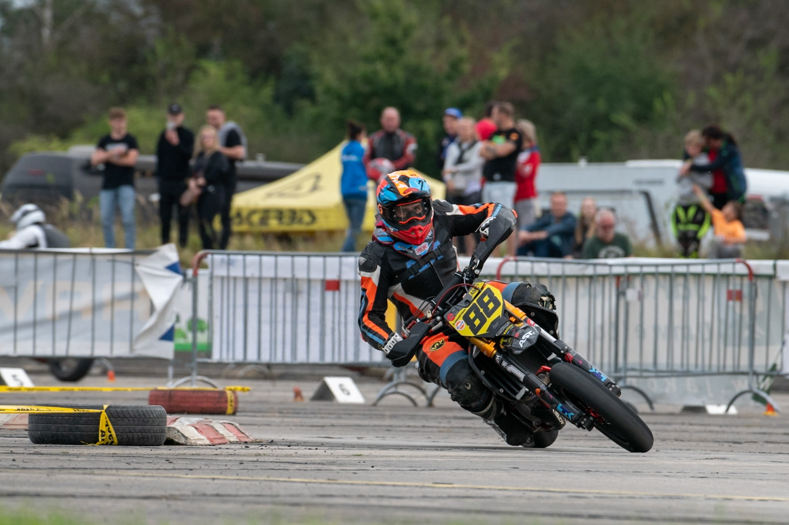 Auf dem 1500 m langen und schnellsten Kurs in Deutschland werden über 200 Teilnehmer erwartet. Bei den Rennen werden die Sieger in der Meisterschaft S1 und die DMSB Super Moto Meisterschaft S2 sowie dem DMSB SuperMoto Pokal S3 und der SuperMoto Trophy S4 Nord/Süd ermittelt.