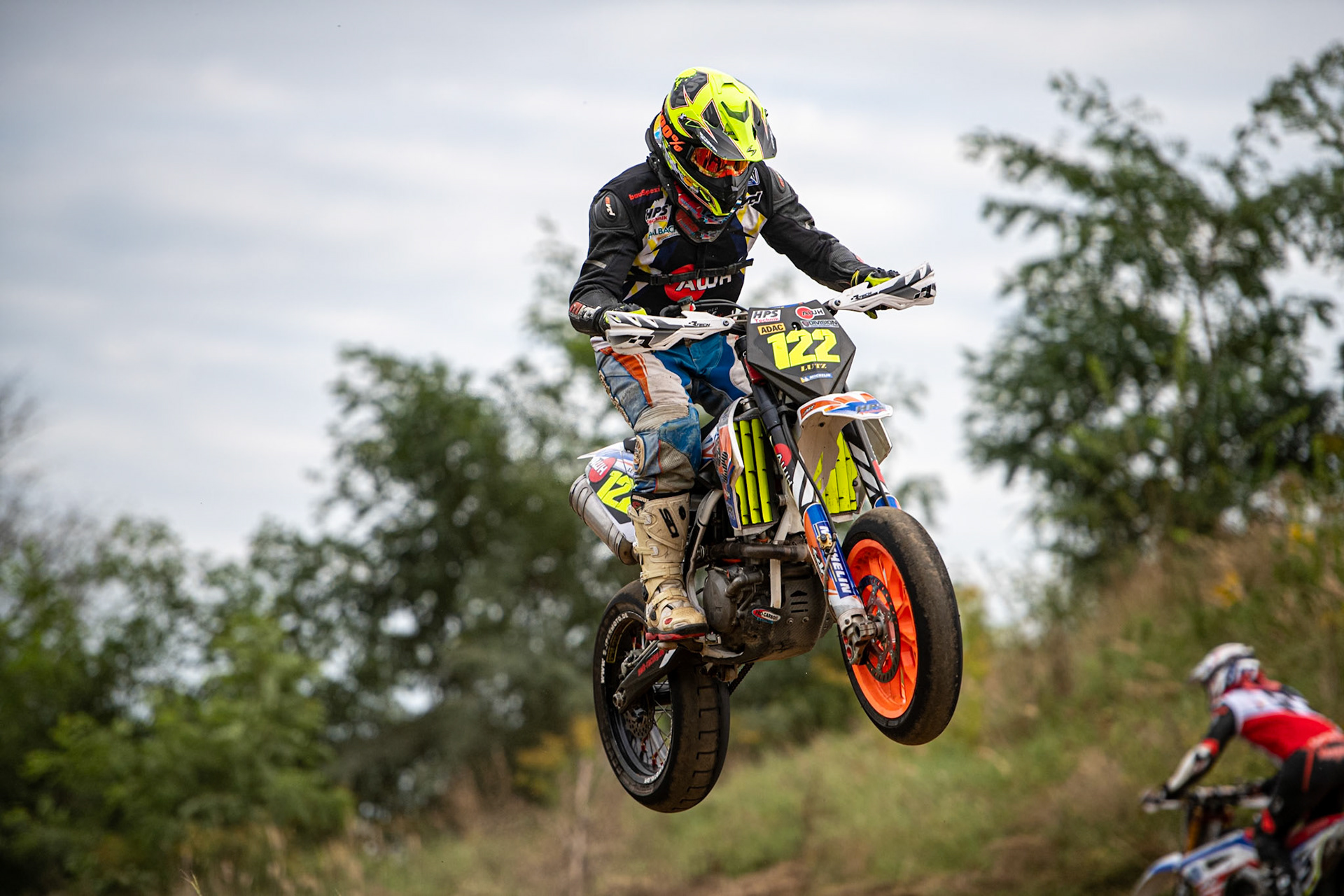 Auf dem 1500 m langen und schnellsten Kurs in Deutschland werden über 200 Teilnehmer erwartet. Bei den Rennen werden die Sieger in der Meisterschaft S1 und die DMSB Super Moto Meisterschaft S2 sowie dem DMSB SuperMoto Pokal S3 und der SuperMoto Trophy S4 Nord/Süd ermittelt.Lutz Hölig in der Klasse Ü40 mit der Startnummer #122 aus Lauter-Bernsbach (DEU)