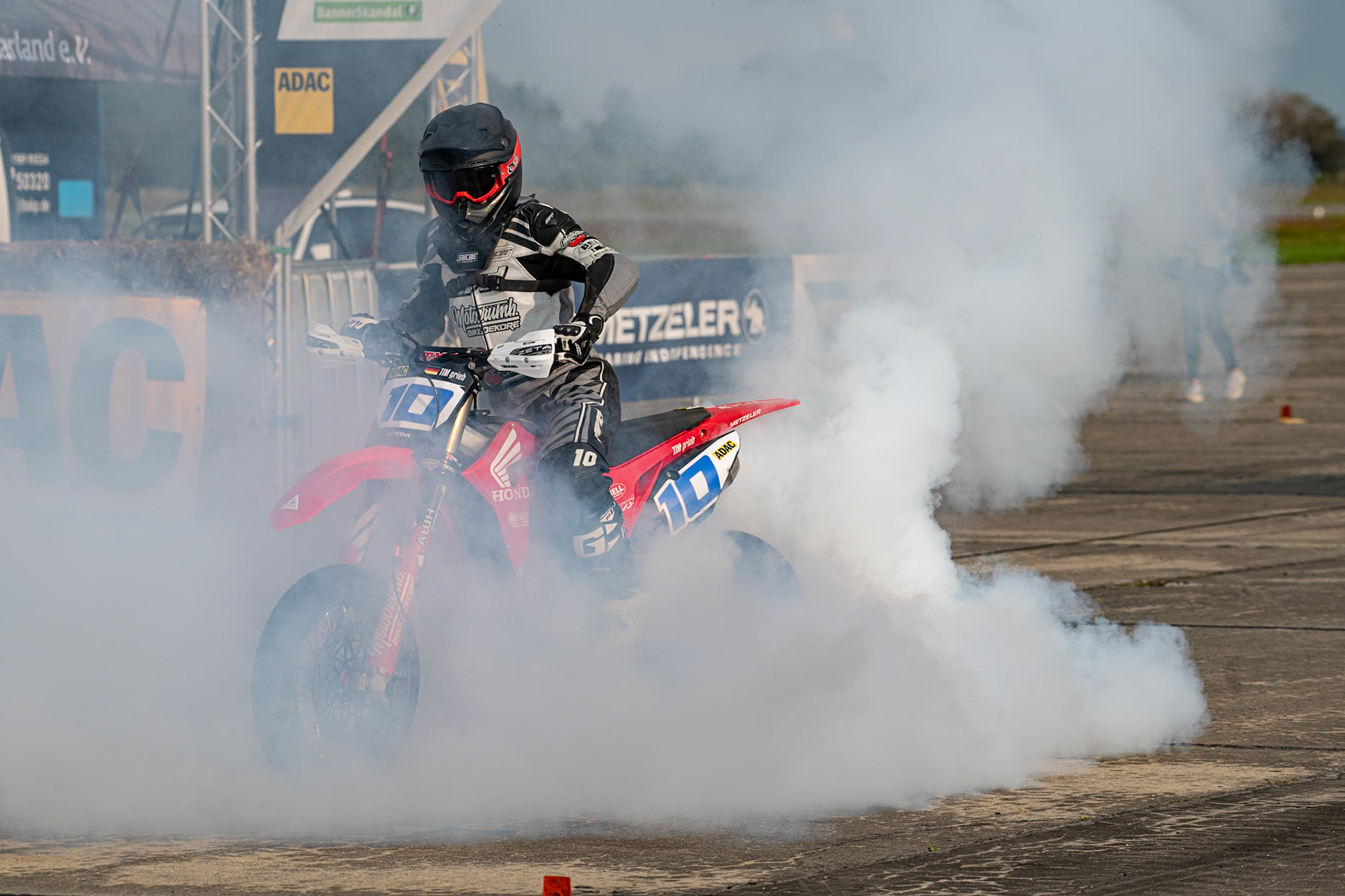 Auf dem 1500 m langen und schnellsten Kurs in Deutschland werden über 200 Teilnehmer erwartet. Bei den Rennen werden die Sieger in der Meisterschaft S1 und die DMSB Super Moto Meisterschaft S2 sowie dem DMSB SuperMoto Pokal S3 und der SuperMoto Trophy S4 Nord/Süd ermittelt.Tim Grieb in der Klasse S3 mit der Startnummer #10 aus Pohlheim (DEU)