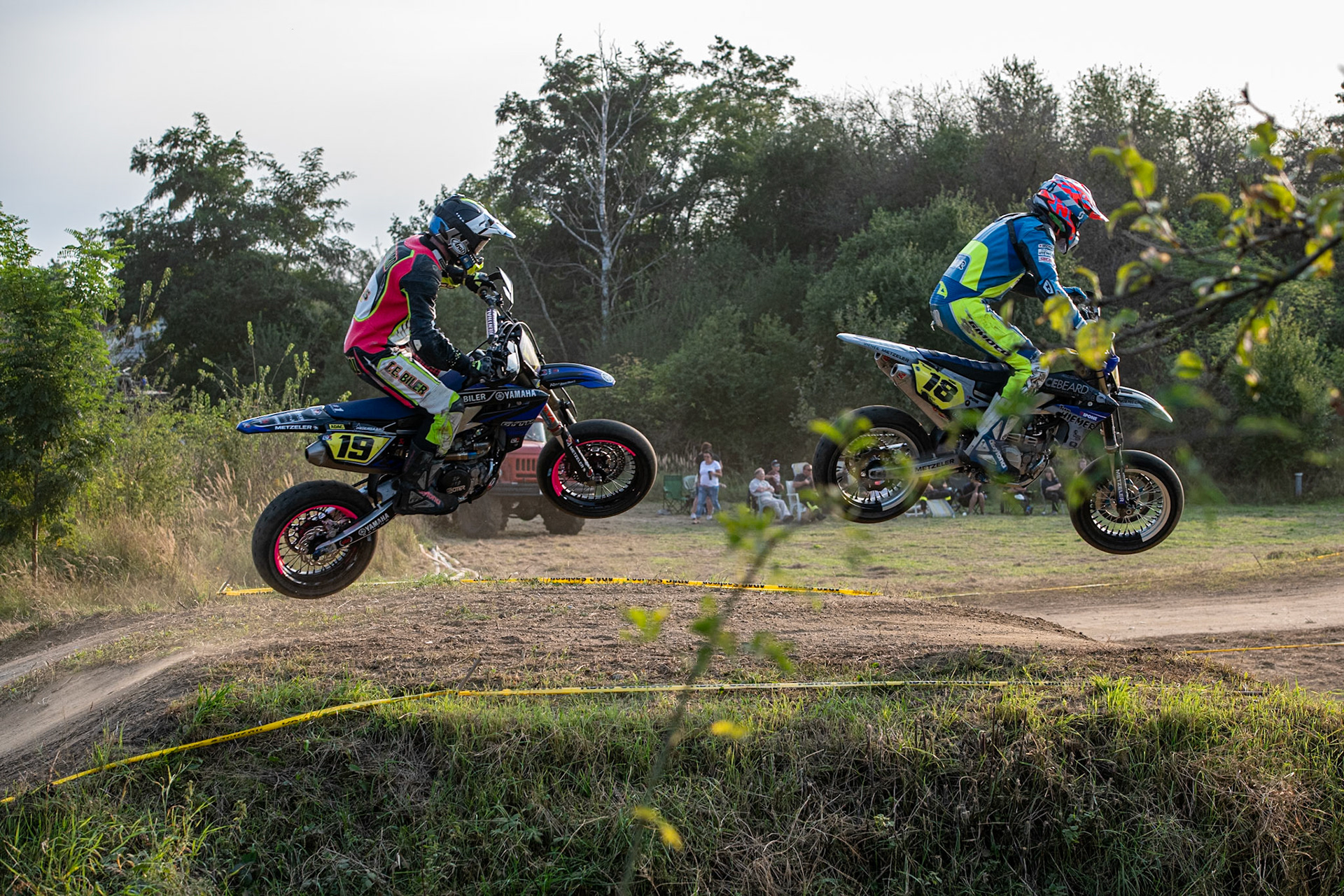 Auf dem 1500 m langen und schnellsten Kurs in Deutschland werden über 200 Teilnehmer erwartet. Bei den Rennen werden die Sieger in der Meisterschaft S1 und die DMSB Super Moto Meisterschaft S2 sowie dem DMSB SuperMoto Pokal S3 und der SuperMoto Trophy S4 Nord/Süd ermittelt.Lucas Löffler in der Klasse S3 mit der Startnummer #19 aus Haigerloch (DEU), Tobias Hiemer in der Klasse S1 mit der Startnummer #18 aus Leutkirch (DEU)