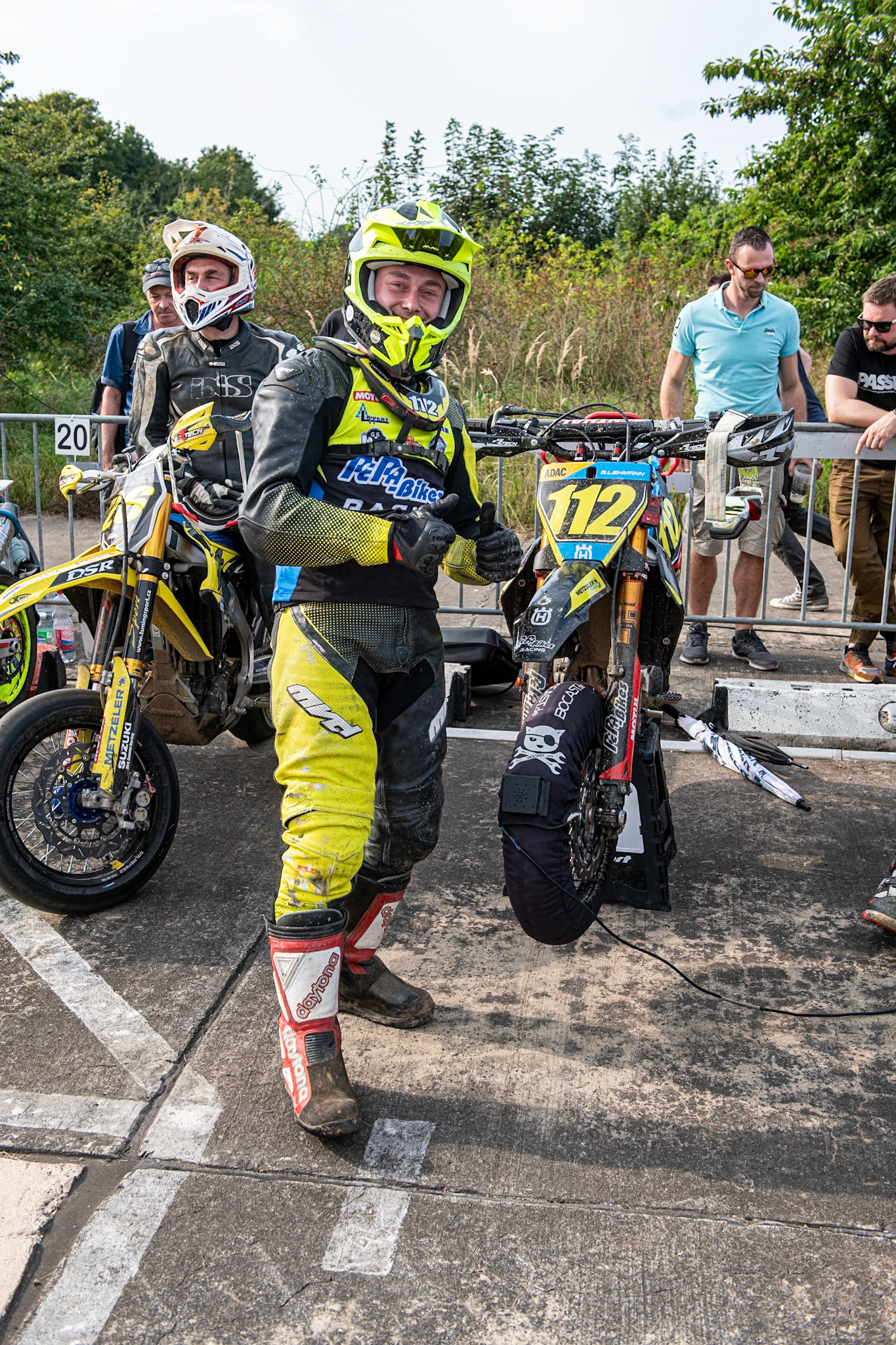 Auf dem 1500 m langen und schnellsten Kurs in Deutschland werden über 200 Teilnehmer erwartet. Bei den Rennen werden die Sieger in der Meisterschaft S1 und die DMSB Super Moto Meisterschaft S2 sowie dem DMSB SuperMoto Pokal S3 und der SuperMoto Trophy S4 Nord/Süd ermittelt.Sebastian Høegsberg in der Klasse J mit der Startnummer #112 aus Silkeborg (DNK)