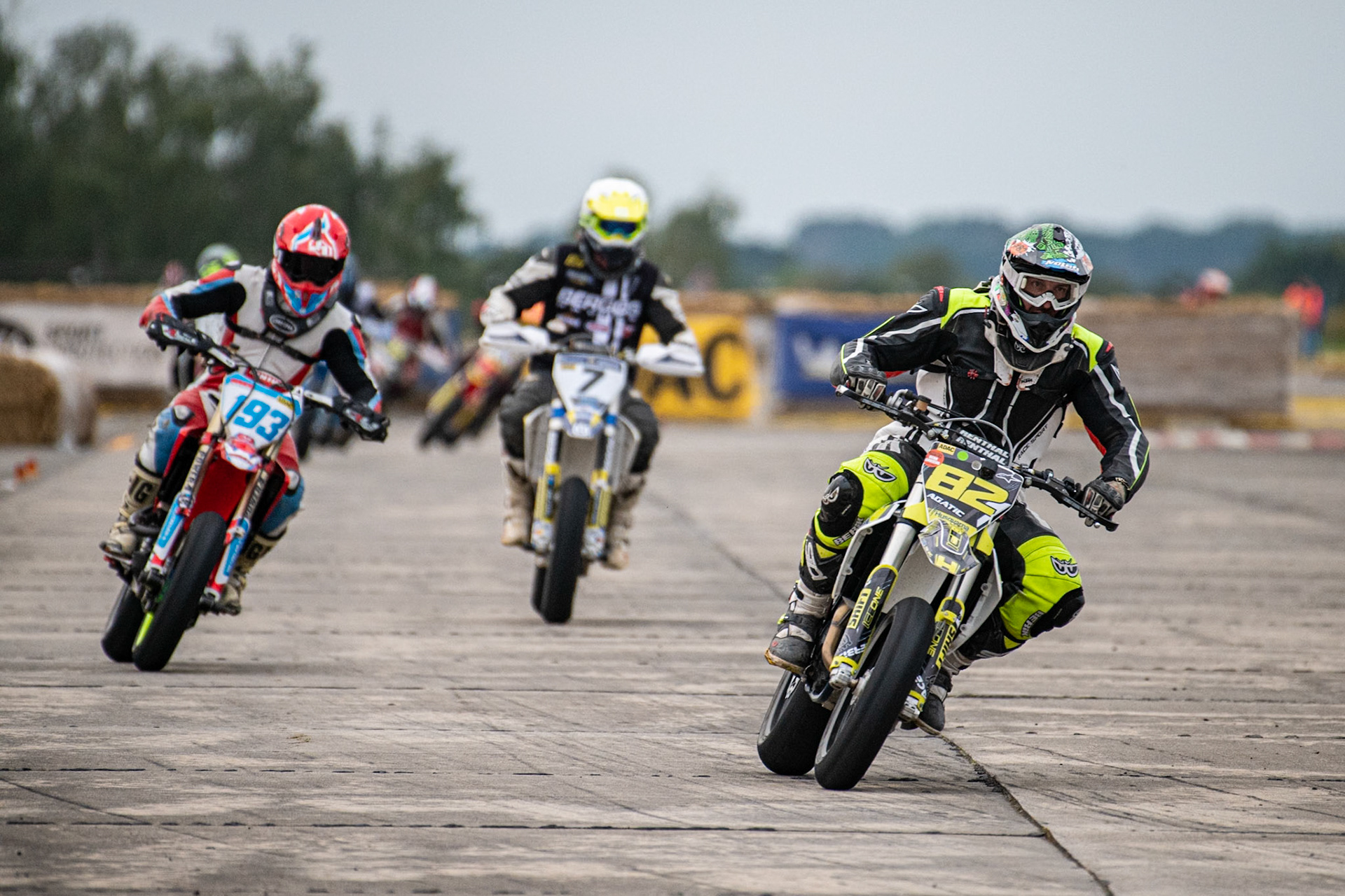 Auf dem 1500 m langen und schnellsten Kurs in Deutschland werden über 200 Teilnehmer erwartet. Bei den Rennen werden die Sieger in der Meisterschaft S1 und die DMSB Super Moto Meisterschaft S2 sowie dem DMSB SuperMoto Pokal S3 und der SuperMoto Trophy S4 Nord/Süd ermittelt.Klaus Hämmelmann in der Klasse Ü40 mit der Startnummer #82 aus Karben (DEU), Dominik Fischer in der Klasse S4 mit der Startnummer #193 aus Weilersbach (DEU), Moritz Mandl in der Klasse S4 mit der Startnummer #7 aus Bamberg (DEU)
