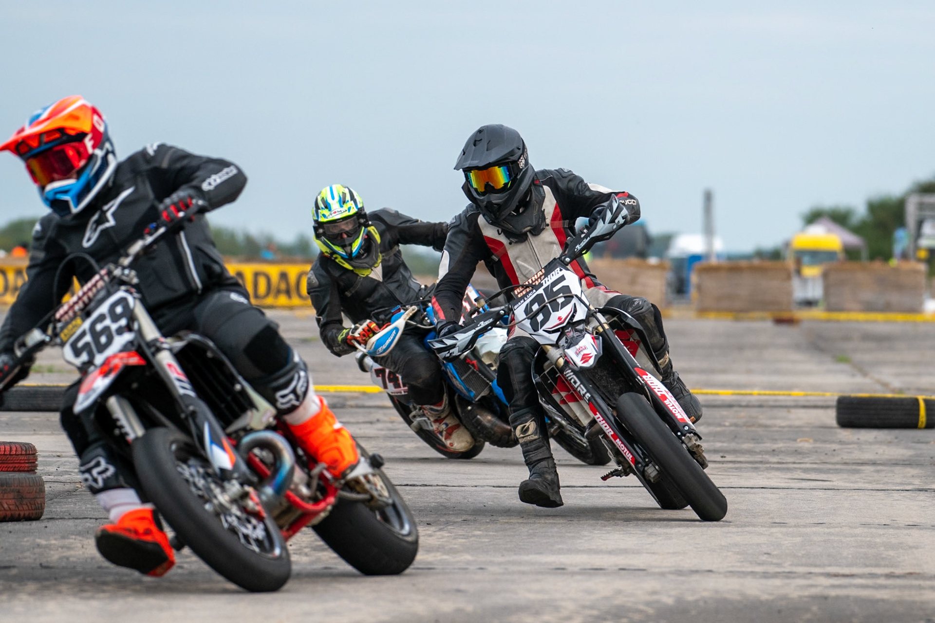 Auf dem 1500 m langen und schnellsten Kurs in Deutschland werden über 200 Teilnehmer erwartet. Bei den Rennen werden die Sieger in der Meisterschaft S1 und die DMSB Super Moto Meisterschaft S2 sowie dem DMSB SuperMoto Pokal S3 und der SuperMoto Trophy S4 Nord/Süd ermittelt.Marcel Biermann in der Klasse S3 mit der Startnummer #569 aus Haselbachtal (DEU), Thomas Vogel in der Klasse S4 mit der Startnummer #85 aus Münster (DEU)