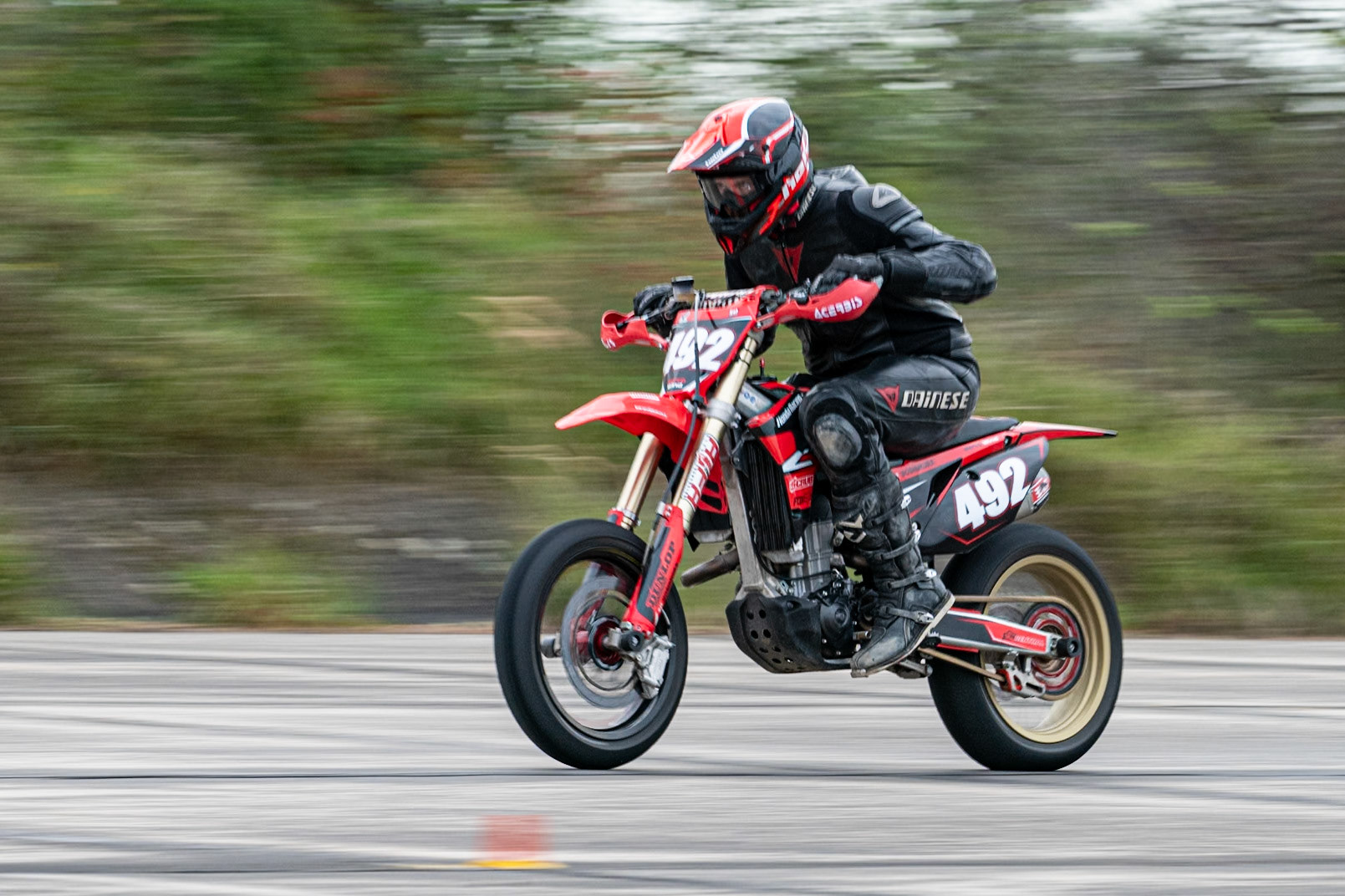 Auf dem 1500 m langen und schnellsten Kurs in Deutschland werden über 200 Teilnehmer erwartet. Bei den Rennen werden die Sieger in der Meisterschaft S1 und die DMSB Super Moto Meisterschaft S2 sowie dem DMSB SuperMoto Pokal S3 und der SuperMoto Trophy S4 Nord/Süd ermittelt.Marco Wind in der Klasse S5 mit der Startnummer #492 aus Burrweiler (DEU)