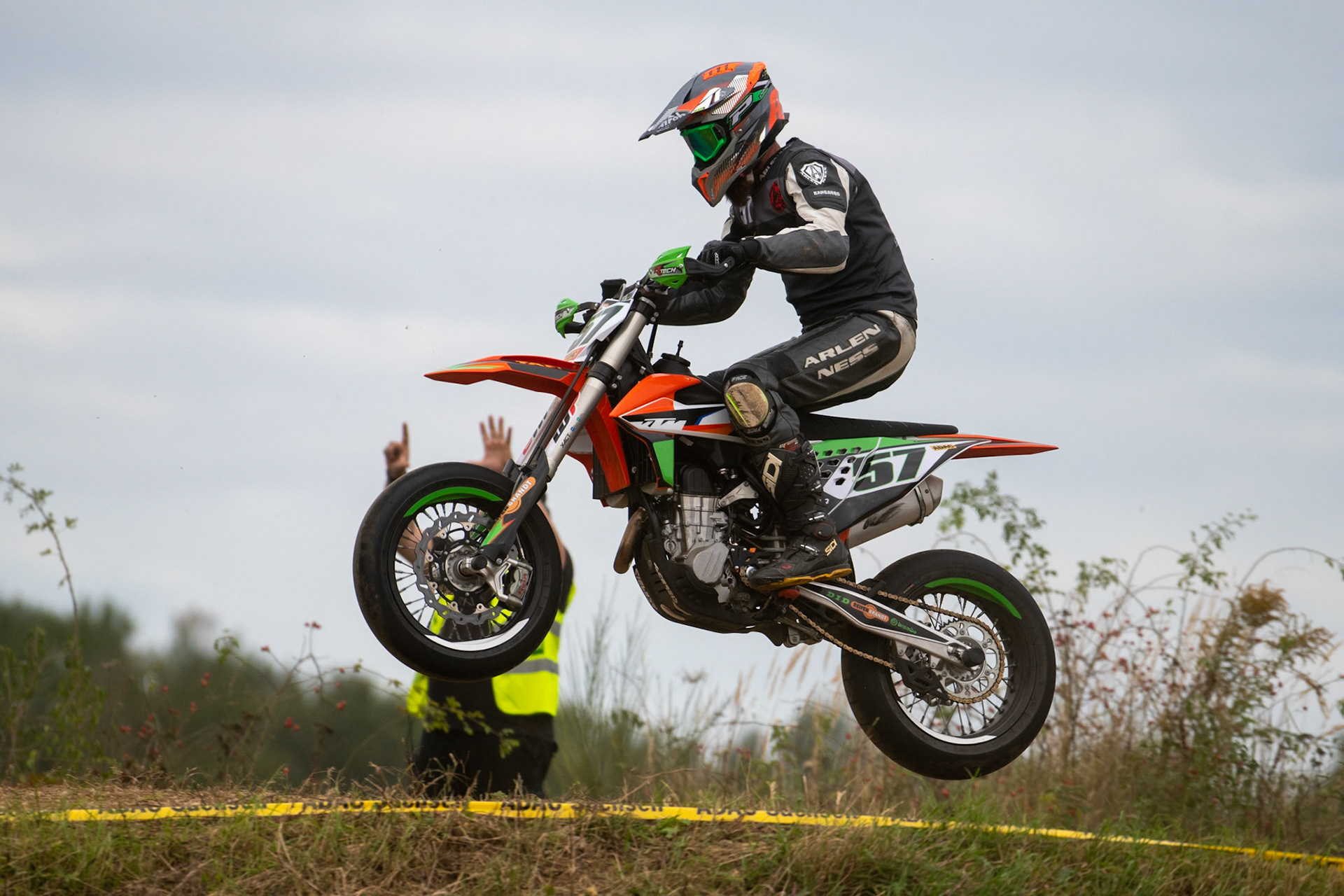 Auf dem 1500 m langen und schnellsten Kurs in Deutschland werden über 200 Teilnehmer erwartet. Bei den Rennen werden die Sieger in der Meisterschaft S1 und die DMSB Super Moto Meisterschaft S2 sowie dem DMSB SuperMoto Pokal S3 und der SuperMoto Trophy S4 Nord/Süd ermittelt.Nicolas Schehr in der Klasse S5 mit der Startnummer #57 aus Jockgrim (DEU)