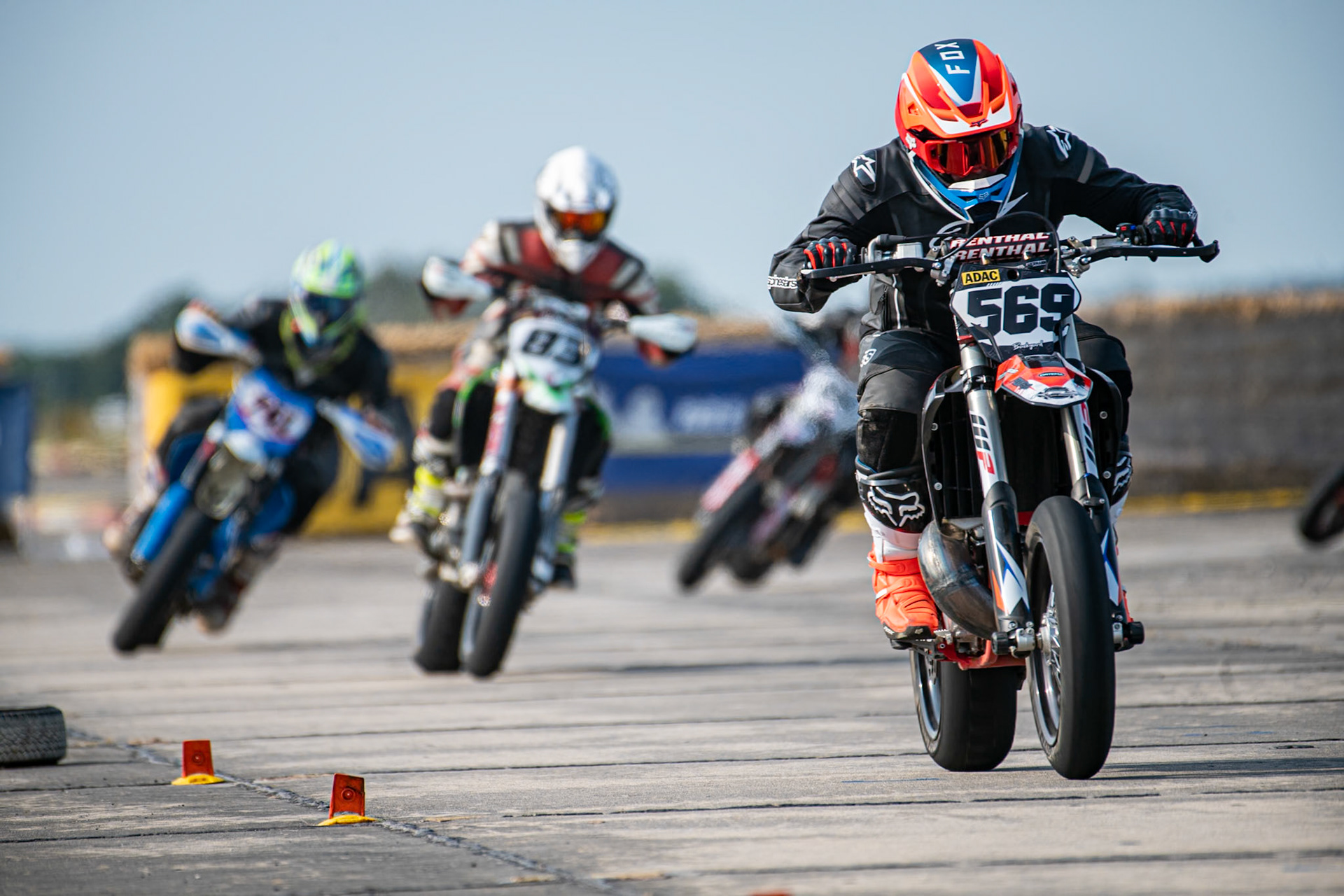 Auf dem 1500 m langen und schnellsten Kurs in Deutschland werden über 200 Teilnehmer erwartet. Bei den Rennen werden die Sieger in der Meisterschaft S1 und die DMSB Super Moto Meisterschaft S2 sowie dem DMSB SuperMoto Pokal S3 und der SuperMoto Trophy S4 Nord/Süd ermittelt.Marcel Biermann in der Klasse S3 mit der Startnummer #569 aus Haselbachtal (DEU)