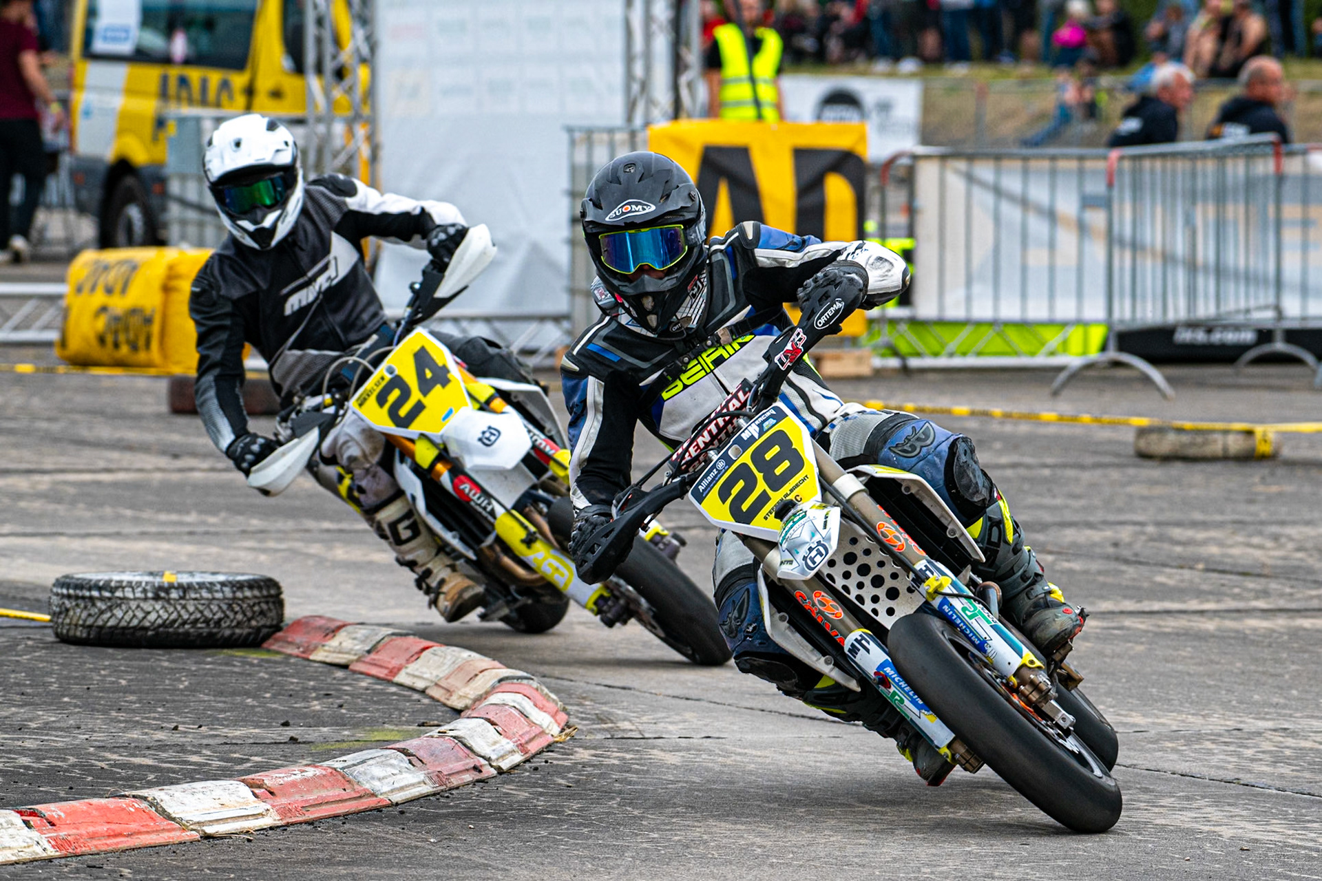 Auf dem 1500 m langen und schnellsten Kurs in Deutschland werden über 200 Teilnehmer erwartet. Bei den Rennen werden die Sieger in der Meisterschaft S1 und die DMSB Super Moto Meisterschaft S2 sowie dem DMSB SuperMoto Pokal S3 und der SuperMoto Trophy S4 Nord/Süd ermittelt.Niko Haubensack in der Klasse Ü40 mit der Startnummer #28 aus Filderstadt (DEU), Joerg Gregor in der Klasse Ü40 mit der Startnummer #24 aus Köln (DEU)