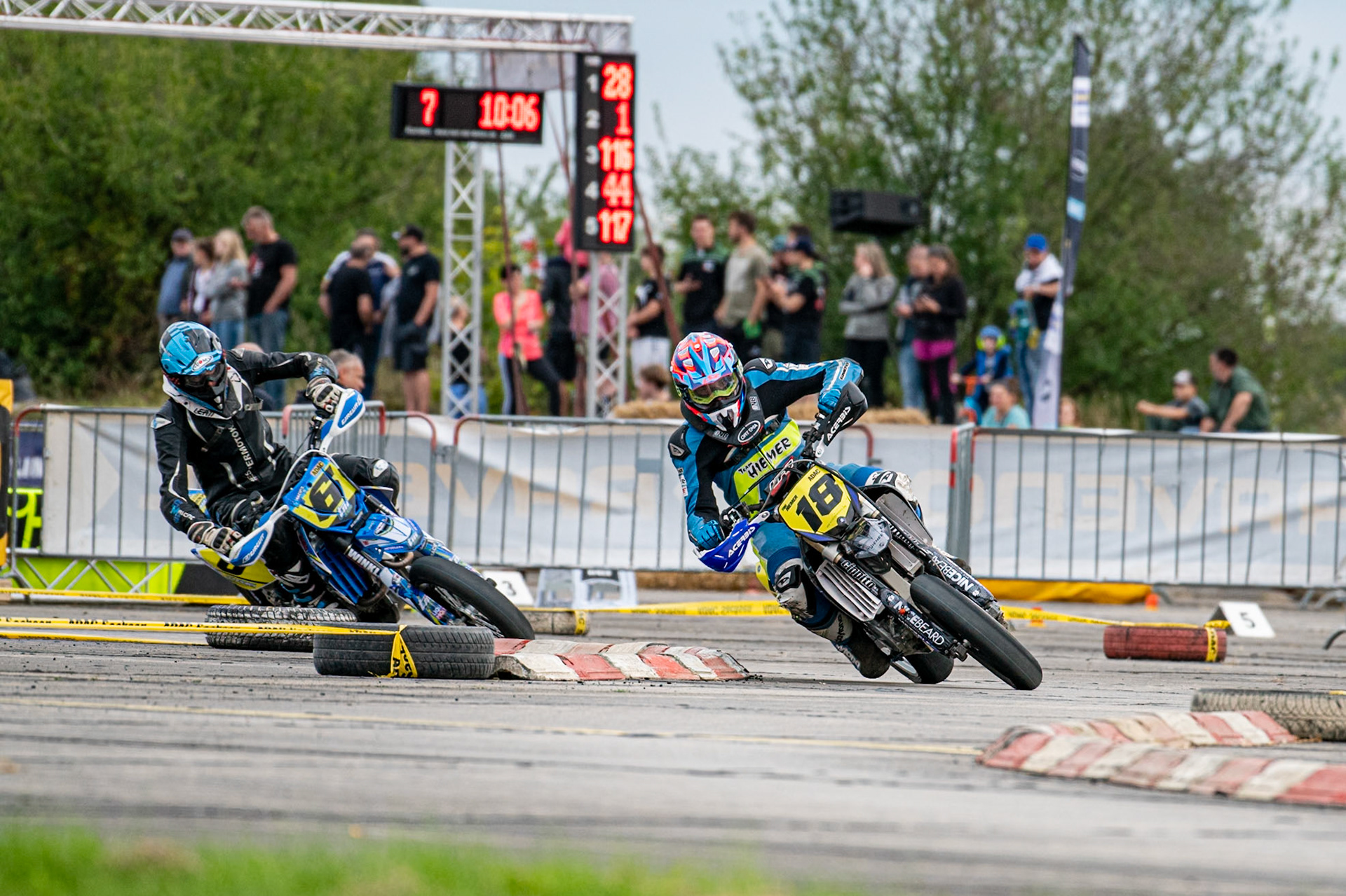 Auf dem 1500 m langen und schnellsten Kurs in Deutschland werden über 200 Teilnehmer erwartet. Bei den Rennen werden die Sieger in der Meisterschaft S1 und die DMSB Super Moto Meisterschaft S2 sowie dem DMSB SuperMoto Pokal S3 und der SuperMoto Trophy S4 Nord/Süd ermittelt.Tobias Hiemer in der Klasse S1 mit der Startnummer #18 aus Leutkirch (DEU), Peter Dick in der Klasse S5 mit der Startnummer #6 aus Herzebrock-Clarholz (DEU)