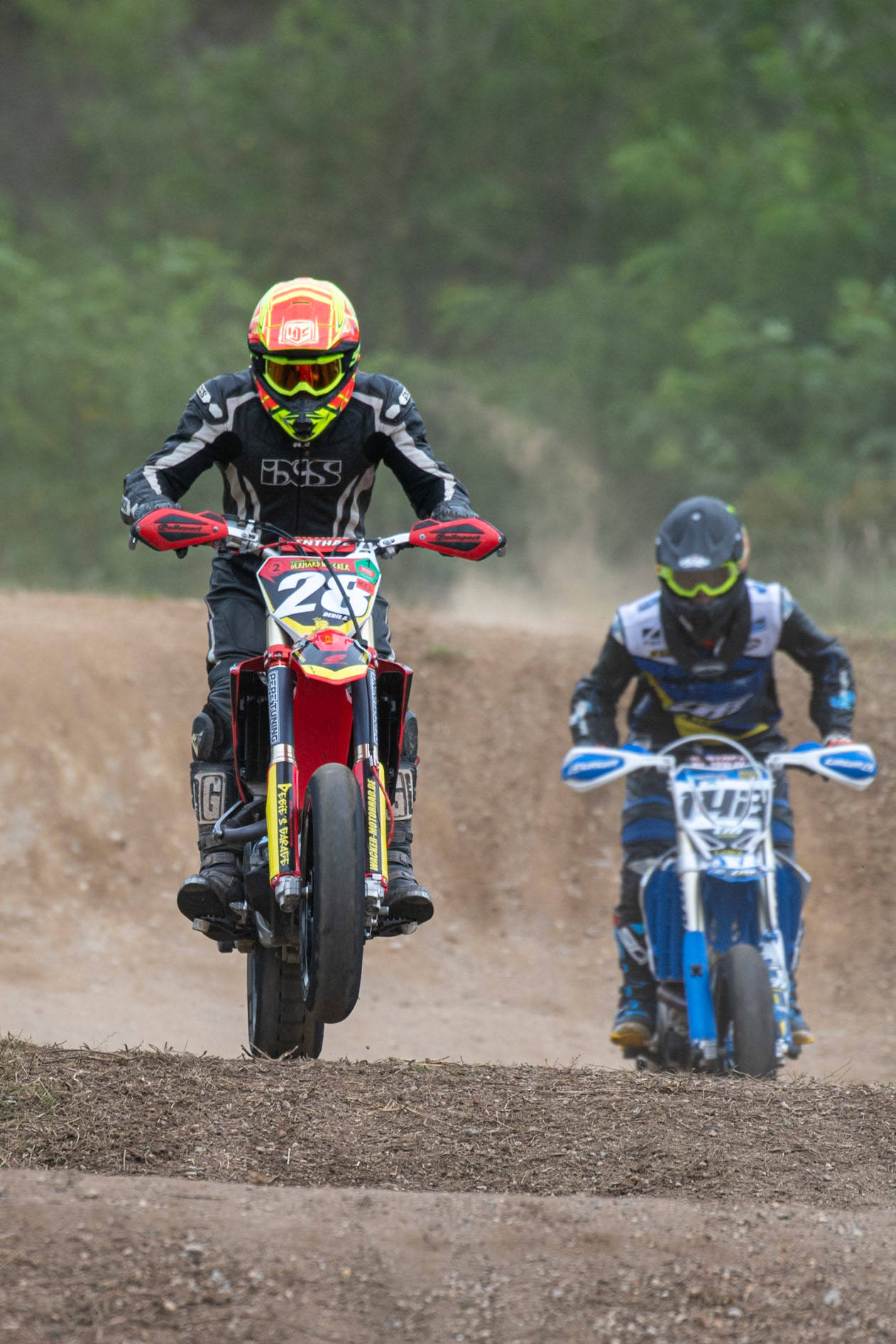 Auf dem 1500 m langen und schnellsten Kurs in Deutschland werden über 200 Teilnehmer erwartet. Bei den Rennen werden die Sieger in der Meisterschaft S1 und die DMSB Super Moto Meisterschaft S2 sowie dem DMSB SuperMoto Pokal S3 und der SuperMoto Trophy S4 Nord/Süd ermittelt.Niko Haubensack in der Klasse Ü40 mit der Startnummer #28 aus Filderstadt (DEU)
