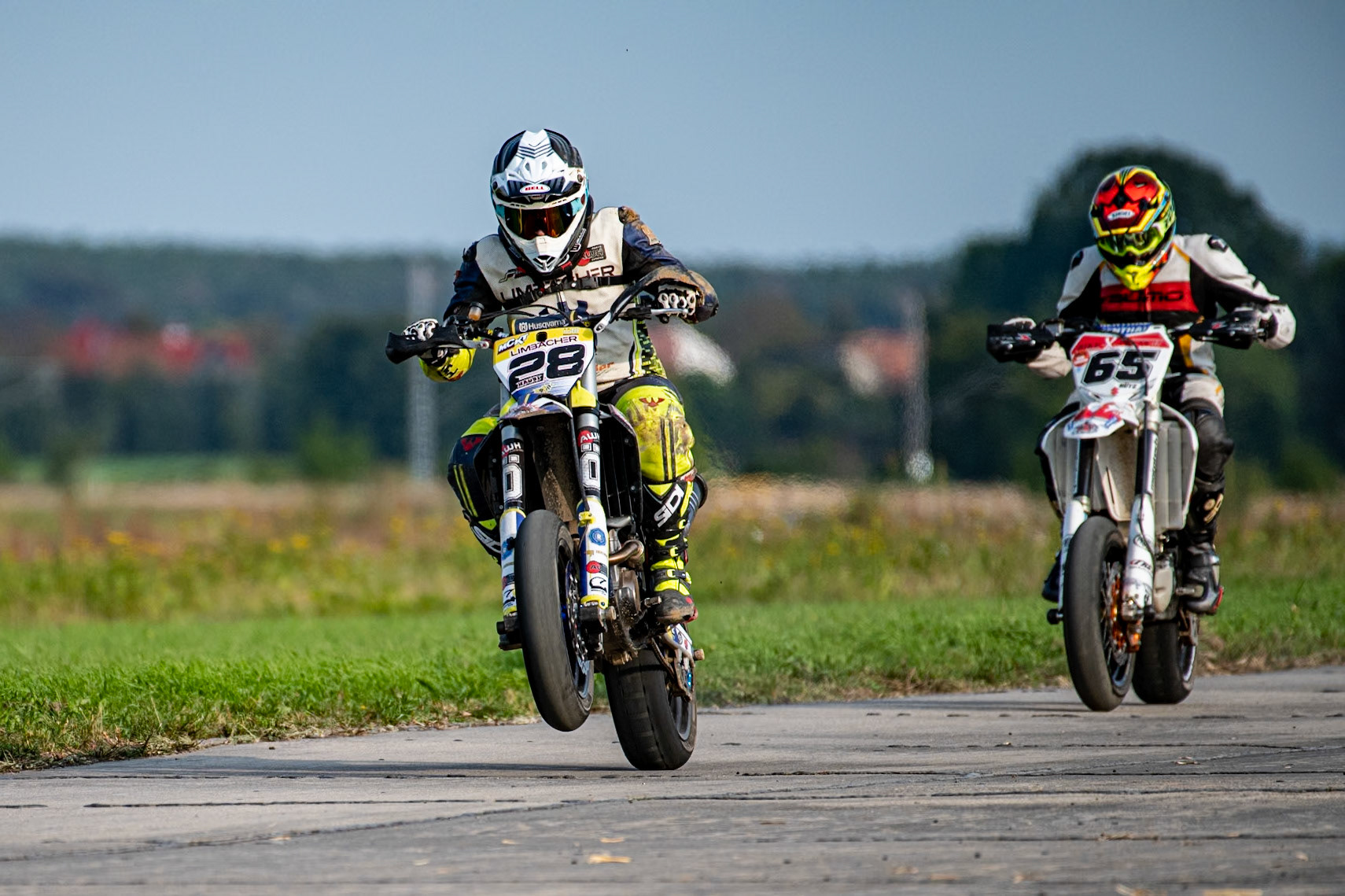 Auf dem 1500 m langen und schnellsten Kurs in Deutschland werden über 200 Teilnehmer erwartet. Bei den Rennen werden die Sieger in der Meisterschaft S1 und die DMSB Super Moto Meisterschaft S2 sowie dem DMSB SuperMoto Pokal S3 und der SuperMoto Trophy S4 Nord/Süd ermittelt.Niko Haubensack in der Klasse Ü40 mit der Startnummer #28 aus Filderstadt (DEU), Rüdiger Putz in der Klasse Ü40 mit der Startnummer #65 aus Hösbach (DEU)