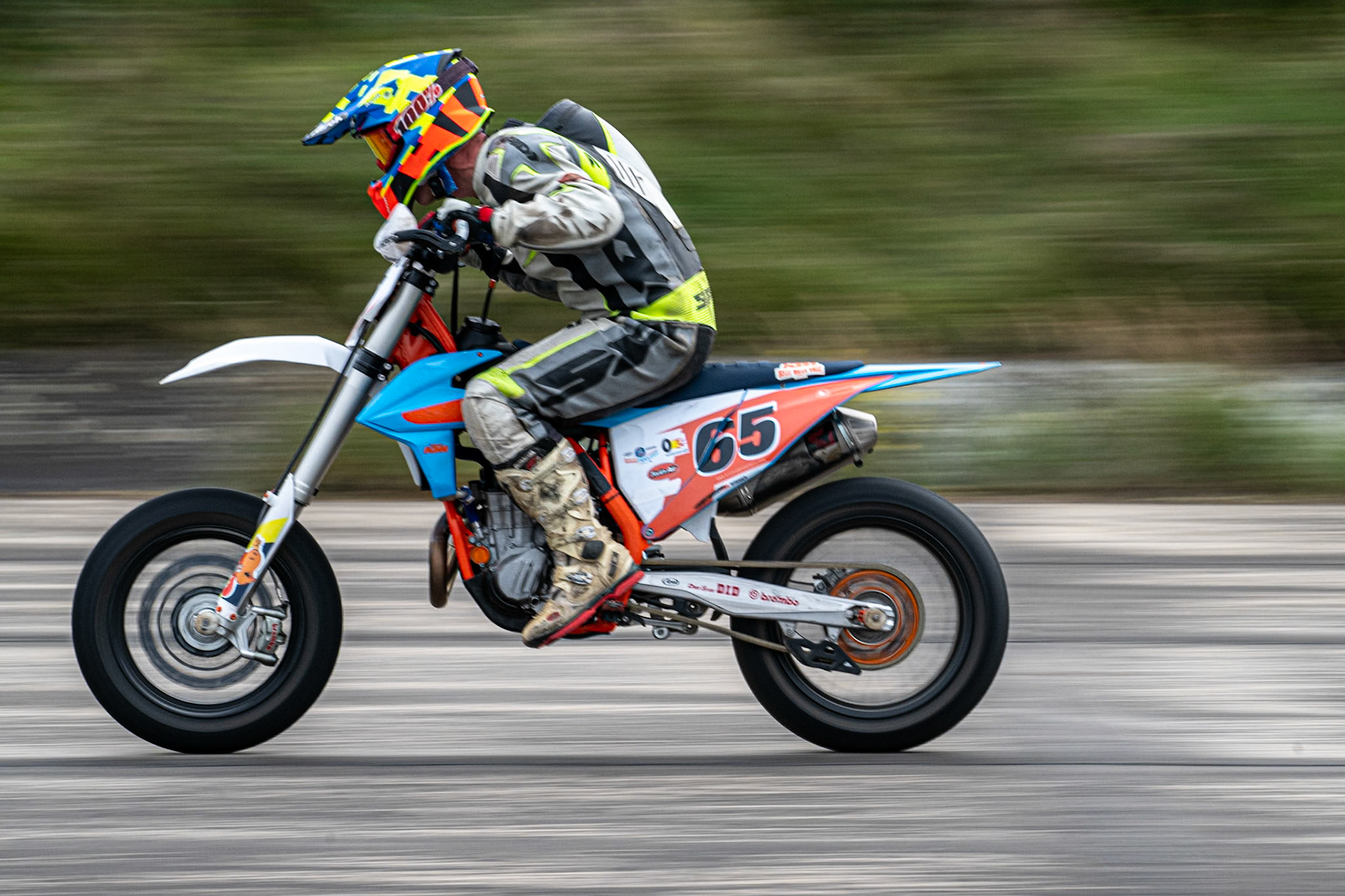 Auf dem 1500 m langen und schnellsten Kurs in Deutschland werden über 200 Teilnehmer erwartet. Bei den Rennen werden die Sieger in der Meisterschaft S1 und die DMSB Super Moto Meisterschaft S2 sowie dem DMSB SuperMoto Pokal S3 und der SuperMoto Trophy S4 Nord/Süd ermittelt.Rüdiger Putz in der Klasse Ü40 mit der Startnummer #65 aus Hösbach (DEU)