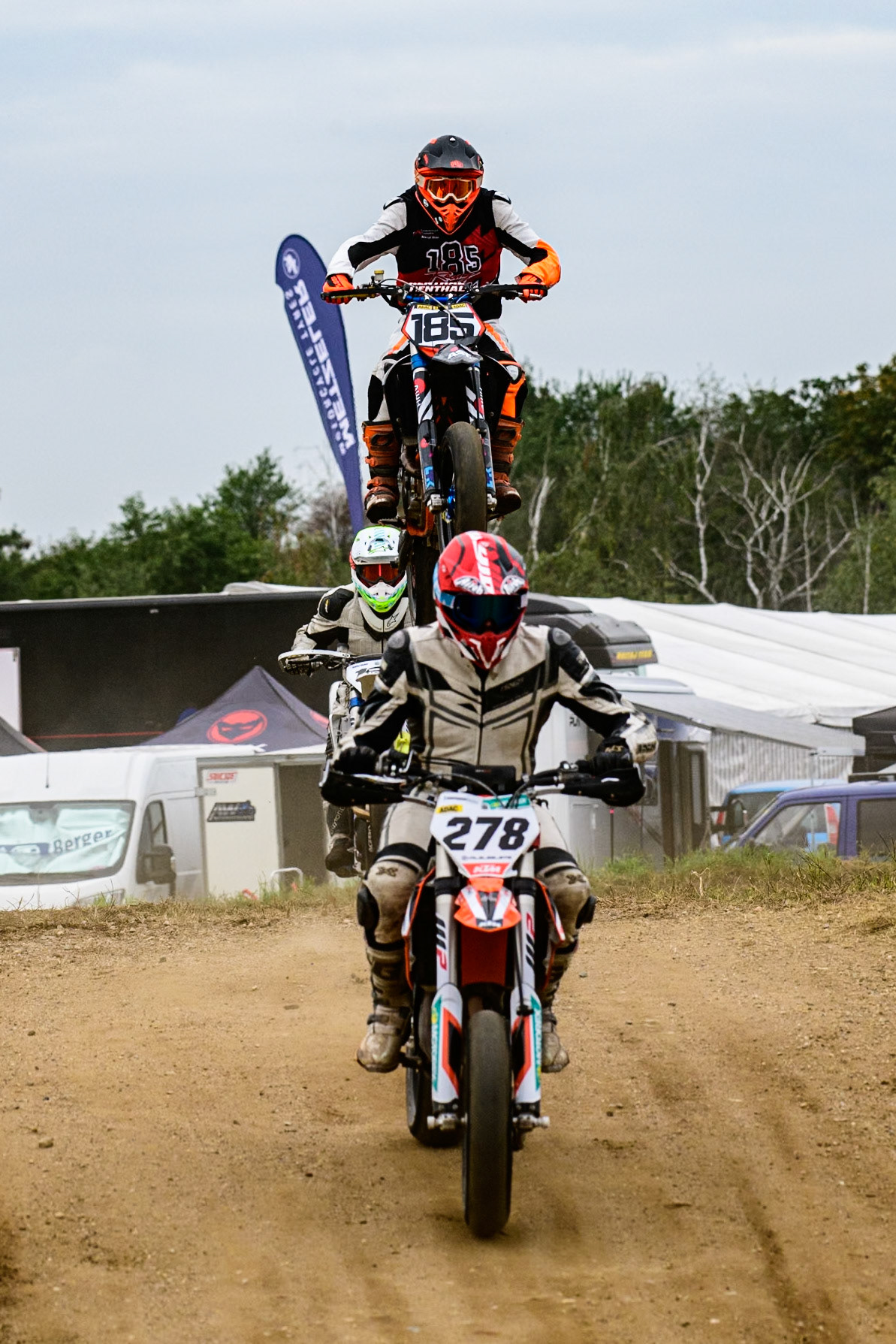 Auf dem 1500 m langen und schnellsten Kurs in Deutschland werden über 200 Teilnehmer erwartet. Bei den Rennen werden die Sieger in der Meisterschaft S1 und die DMSB Super Moto Meisterschaft S2 sowie dem DMSB SuperMoto Pokal S3 und der SuperMoto Trophy S4 Nord/Süd ermittelt.Valerian Ebenhart in der Klasse S5 mit der Startnummer #278 aus Quakenbrück (DEU), Patrick Winter in der Klasse S4 mit der Startnummer #185 aus Eilsleben (DEU)