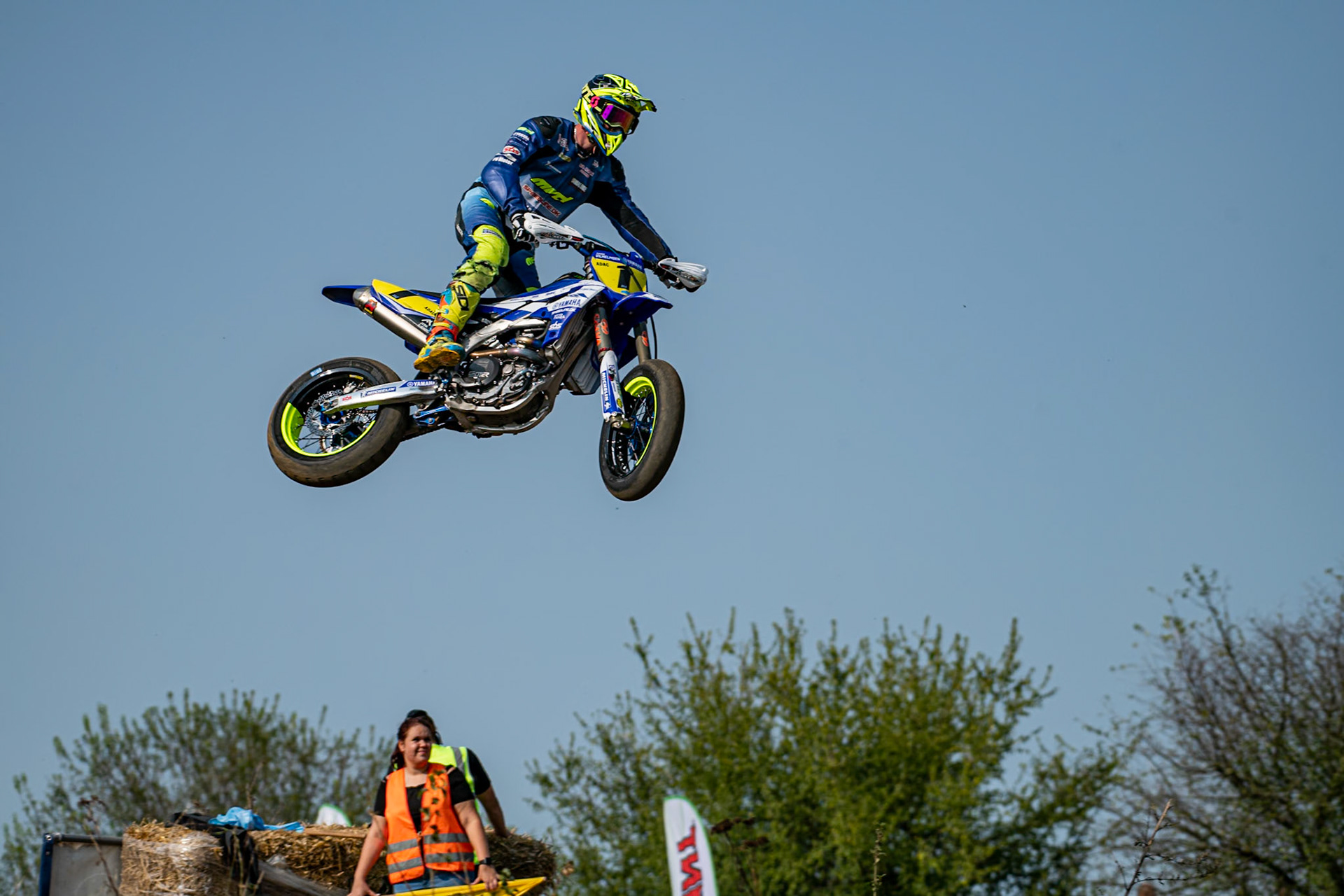 Auf dem 1500 m langen und schnellsten Kurs in Deutschland werden über 200 Teilnehmer erwartet. Bei den Rennen werden die Sieger in der Meisterschaft S1 und die DMSB Super Moto Meisterschaft S2 sowie dem DMSB SuperMoto Pokal S3 und der SuperMoto Trophy S4 Nord/Süd ermittelt.Simon Vilhelmsen in der Klasse S1 mit der Startnummer #1 aus Middelfart (DNK)