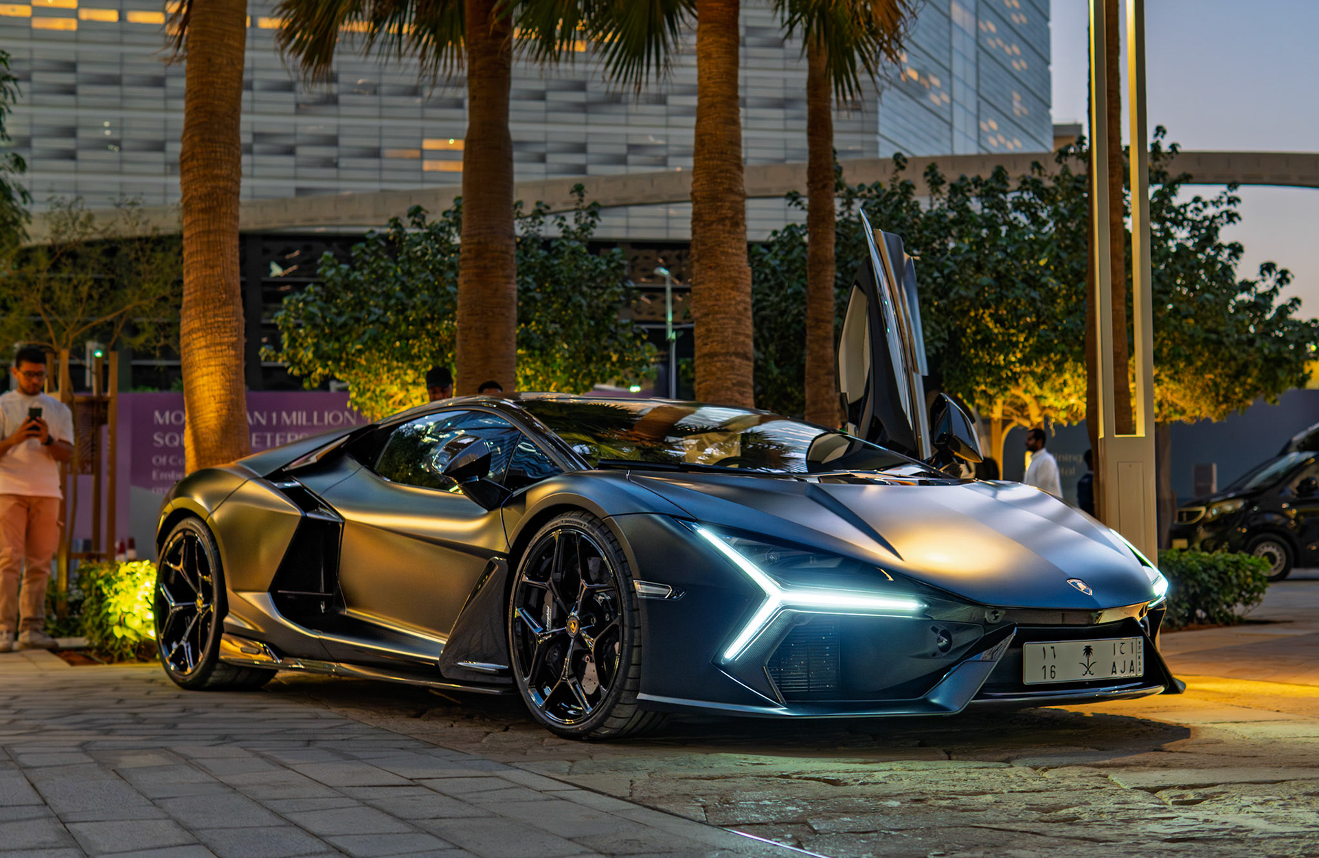 SEVEN CAR LOUNGE CAR MEET