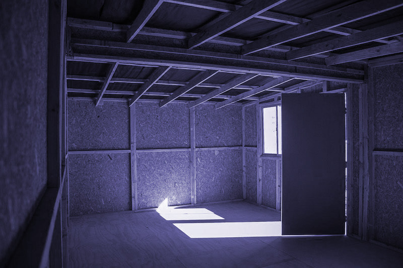 Upper left corner view of the 19 m² emergency shelter built with OSB panels.