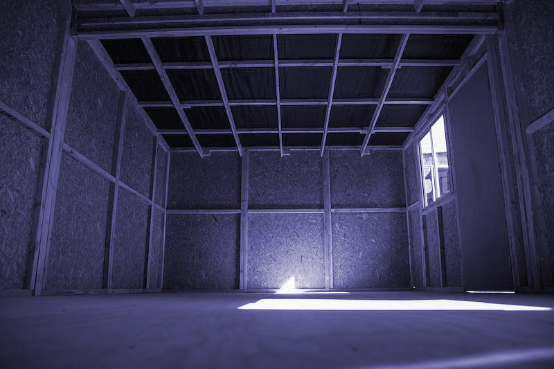 View of the lower left corner of the 19 m² emergency shelter built with OSB panels.