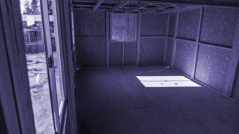 Upper right corner view of the 19 m² emergency shelter built with OSB panels.