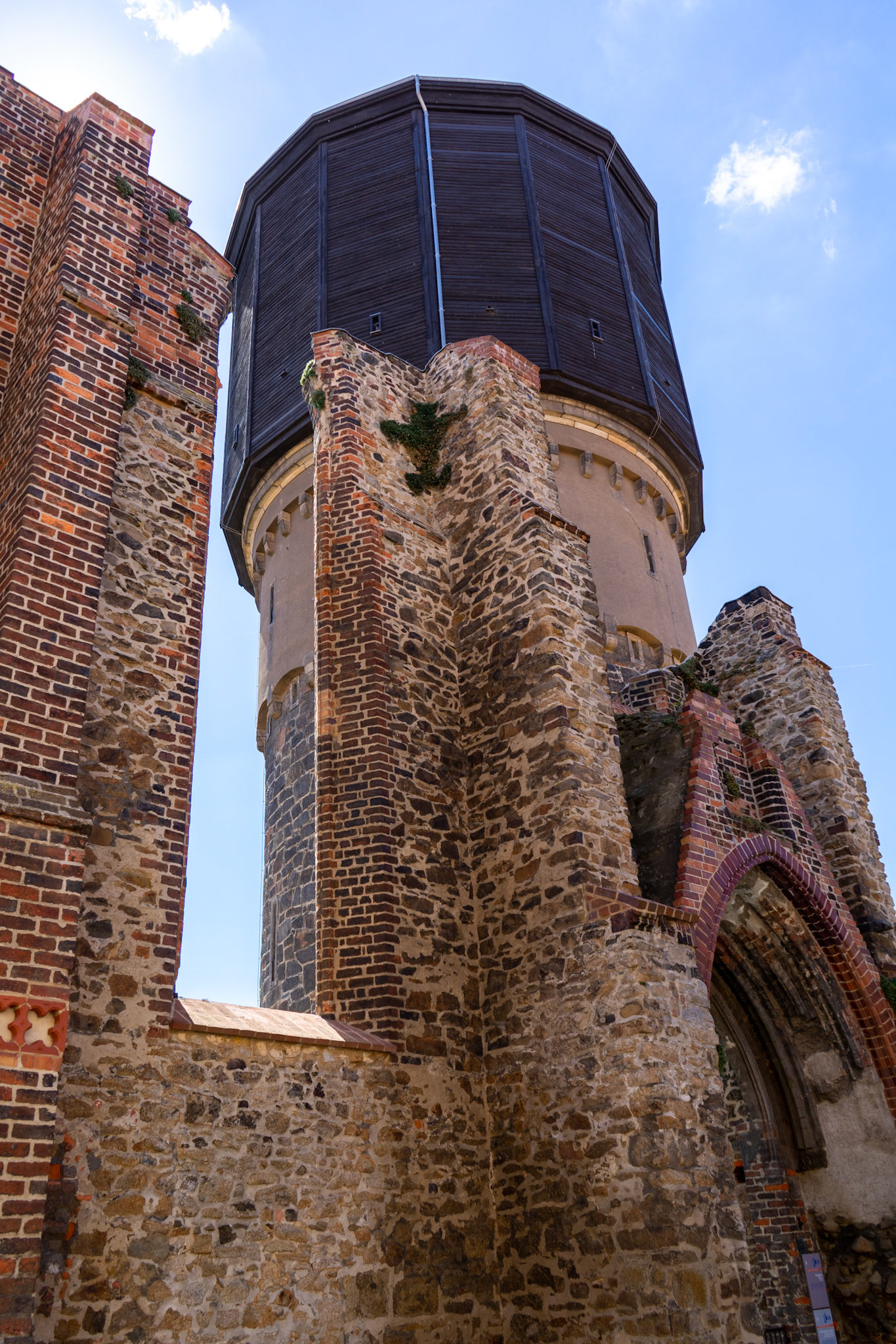 Wasserturm mit Mönchsruine