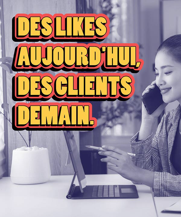 Affiche d'une jeune femme devant son ordinateur. Un texte sous forme d'accroche : "Des likes aujourd'hui, des clients demain".