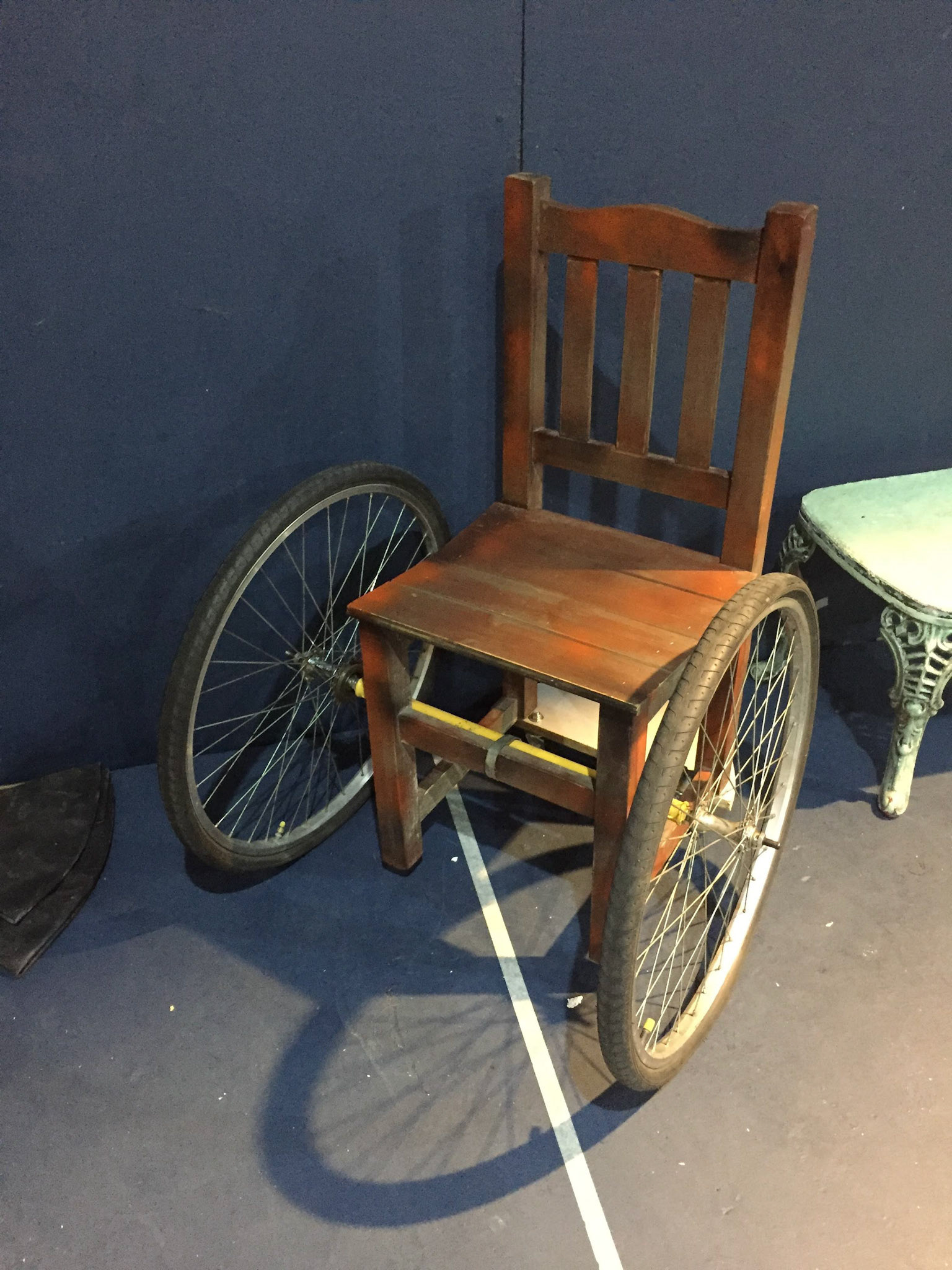 CONSTRUCTION WITH A WOODEN CHAIR AND BICYCLE WHEELS