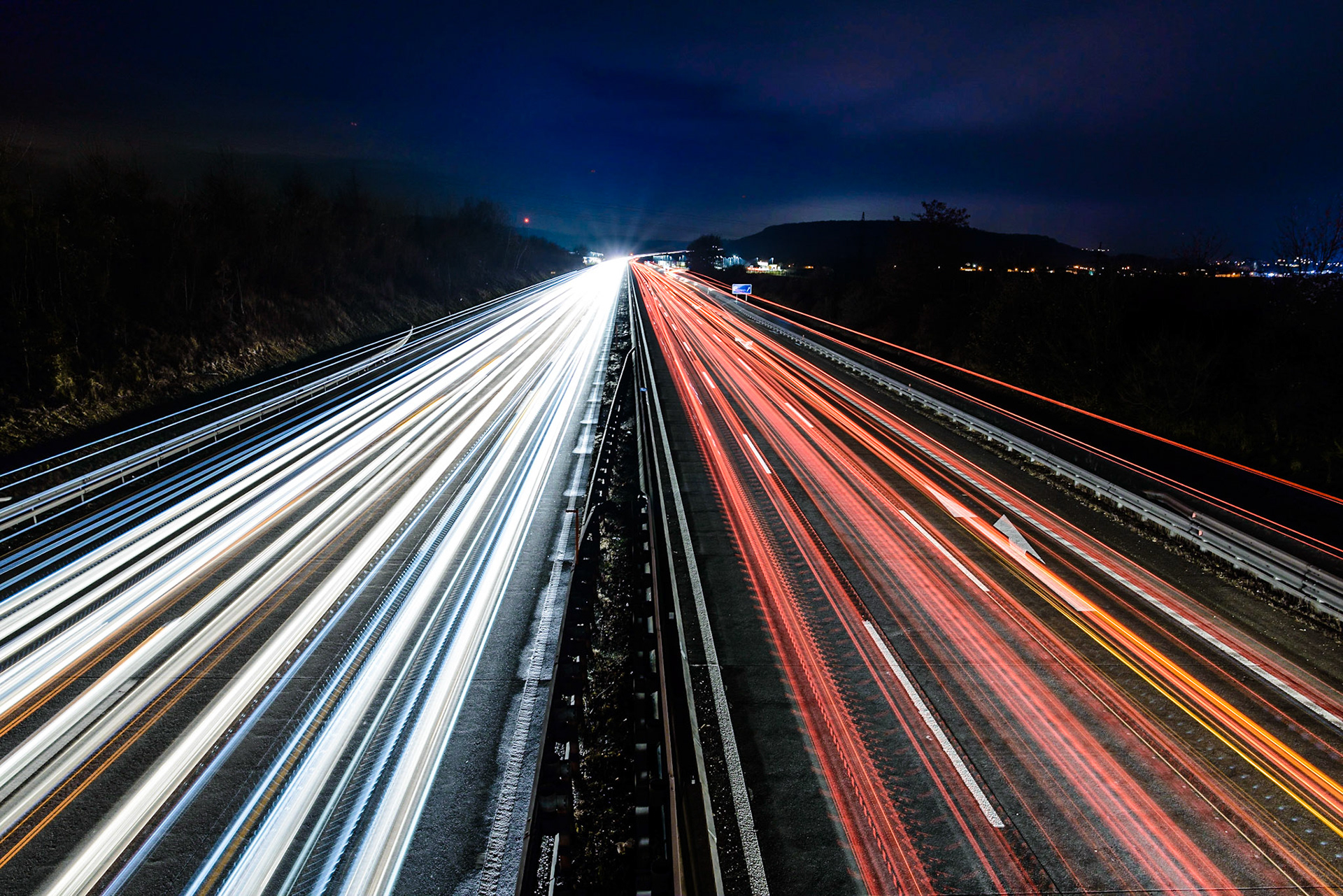 Autobahn A1 zwischen St. Pölten und Melk; im Hintergrund der Wachberg und Roggendorf.