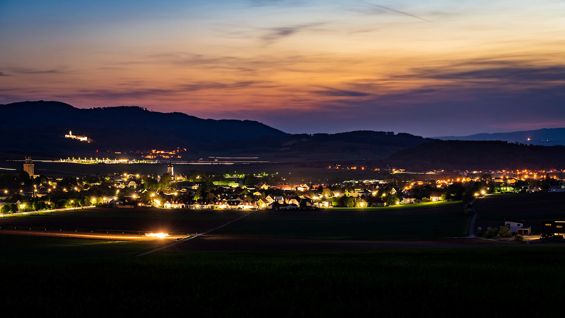 Loosdorf zur blauen Stunde, Im Hintergrund sieht man auch die Basilika Maria Taferl
