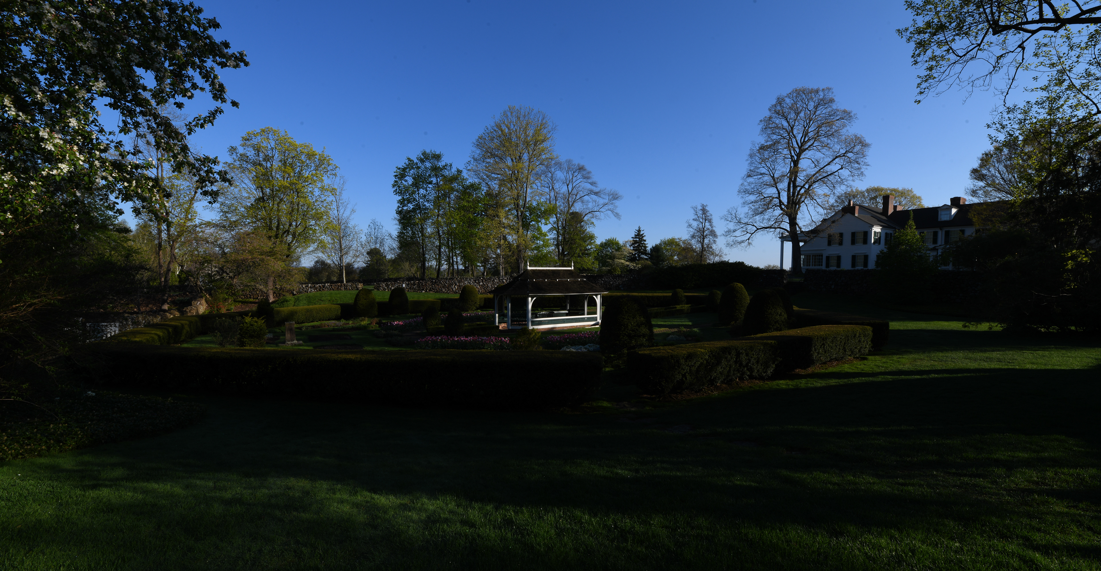 In the 1980s, the Sunken Garden was restored according to a plan drawn by Beatrix Farrand , one of the first female landscape designers.