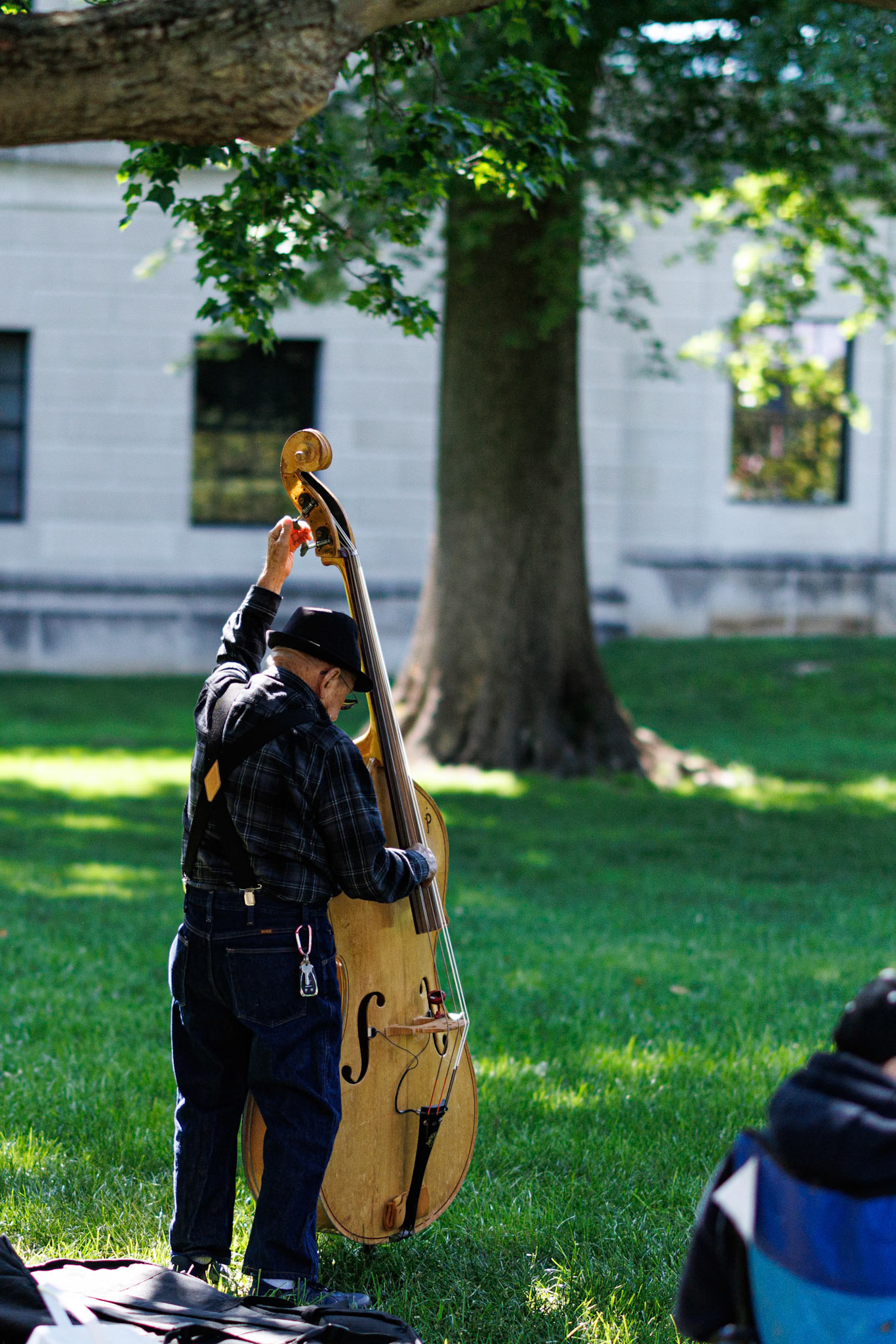 Old man tuning his bass at the Vandalia Festival 2025