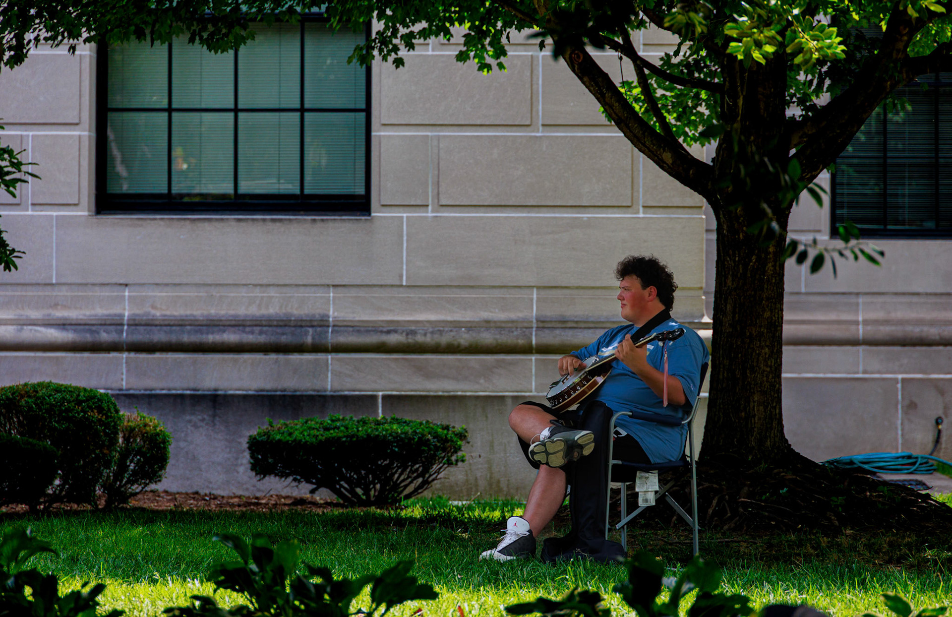 Banjo player at Vandalia Festival 2024.