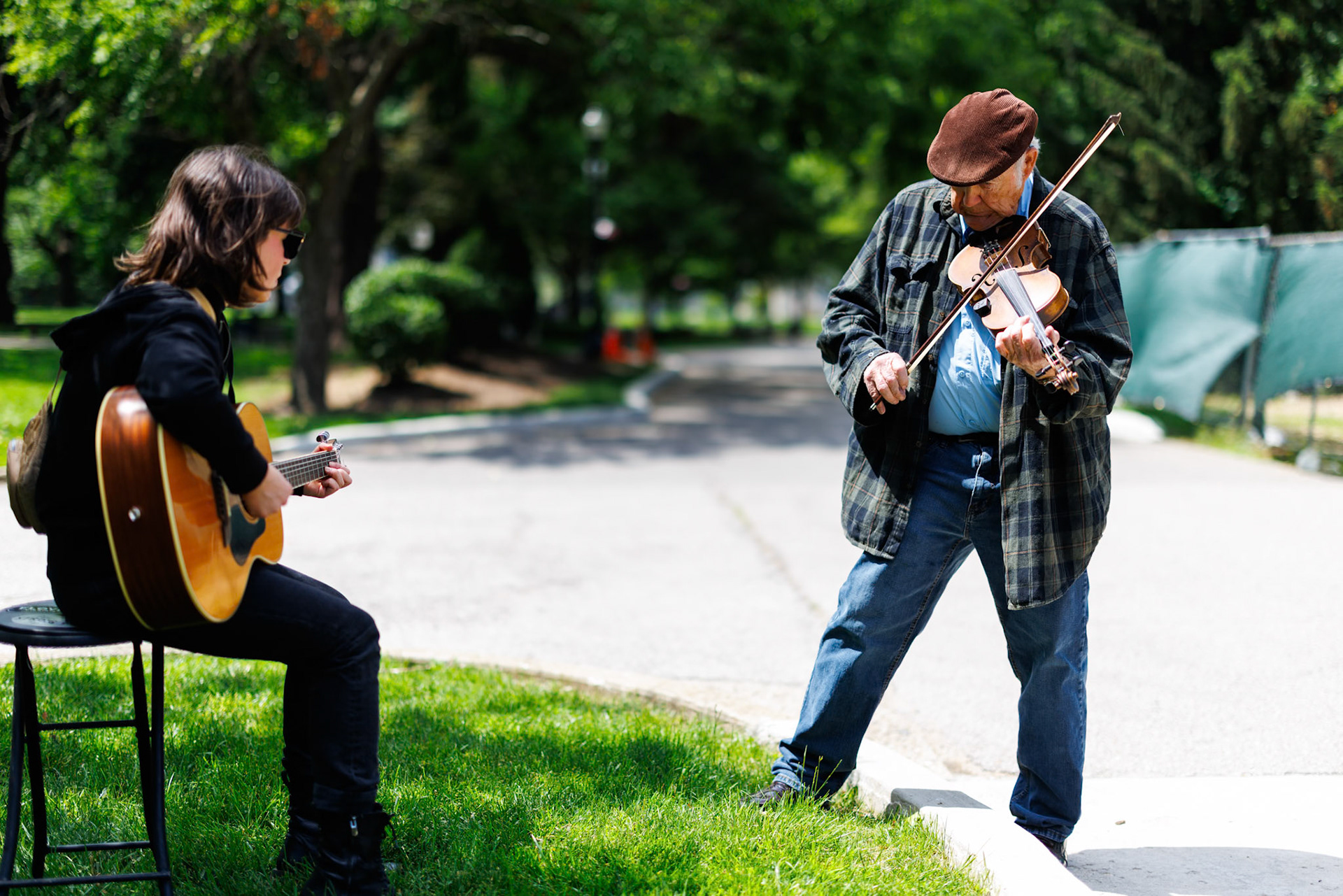 Fiddle player and guitarist playing at Vandalia Festival 2025