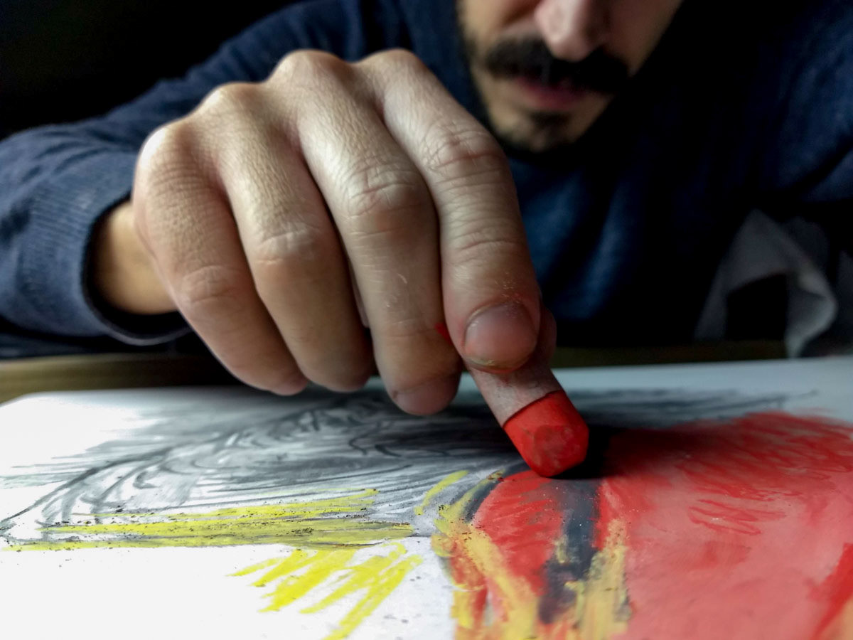 Gabriel Bitar desenhando sobre o gesso