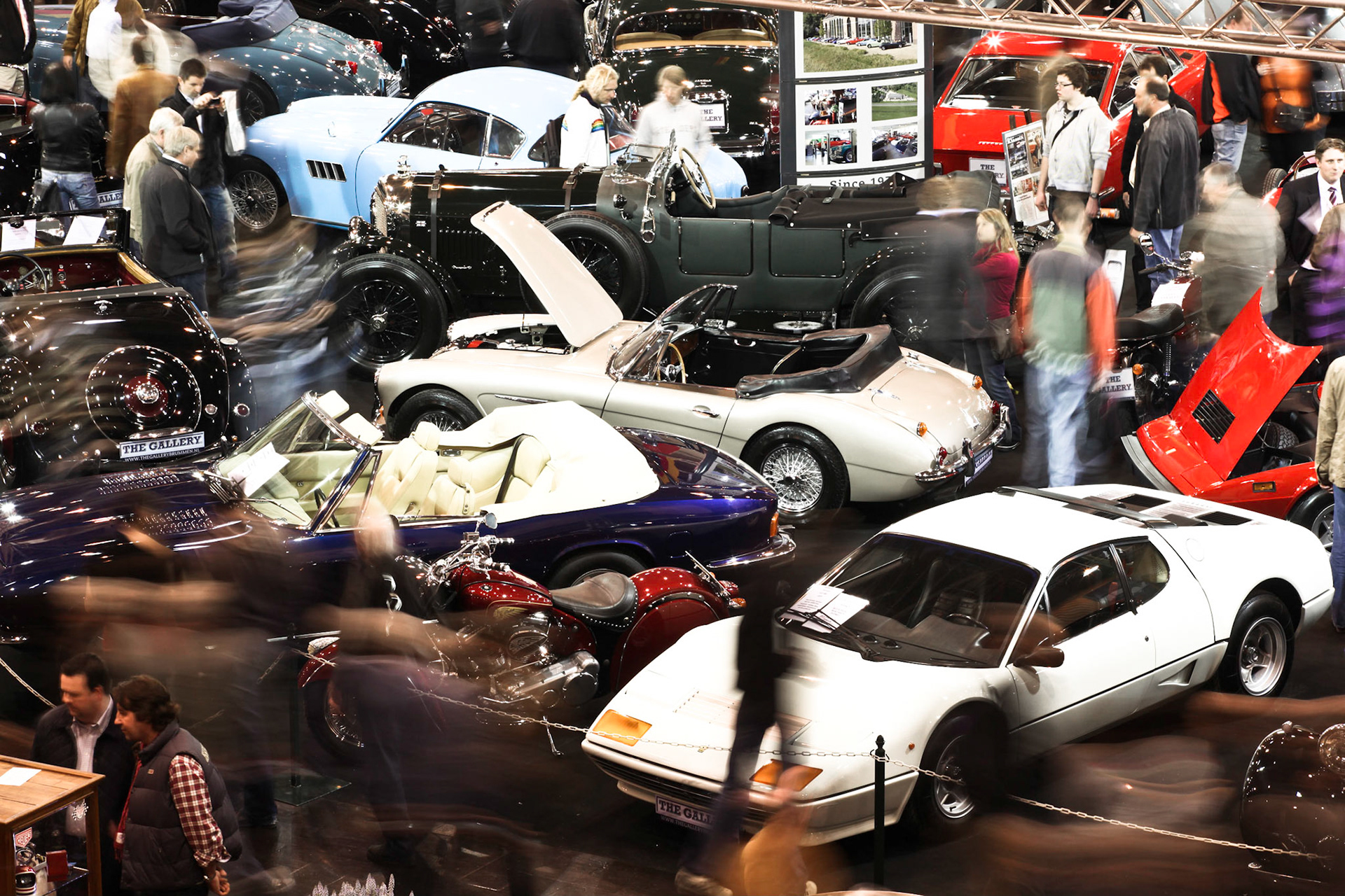 Oldtimer Messe Treffen Ausstellung / Techno Classica 2010 in Essen Ferrari Besucher BewegungsunschärfeFoto: Visum Bob Heinemann