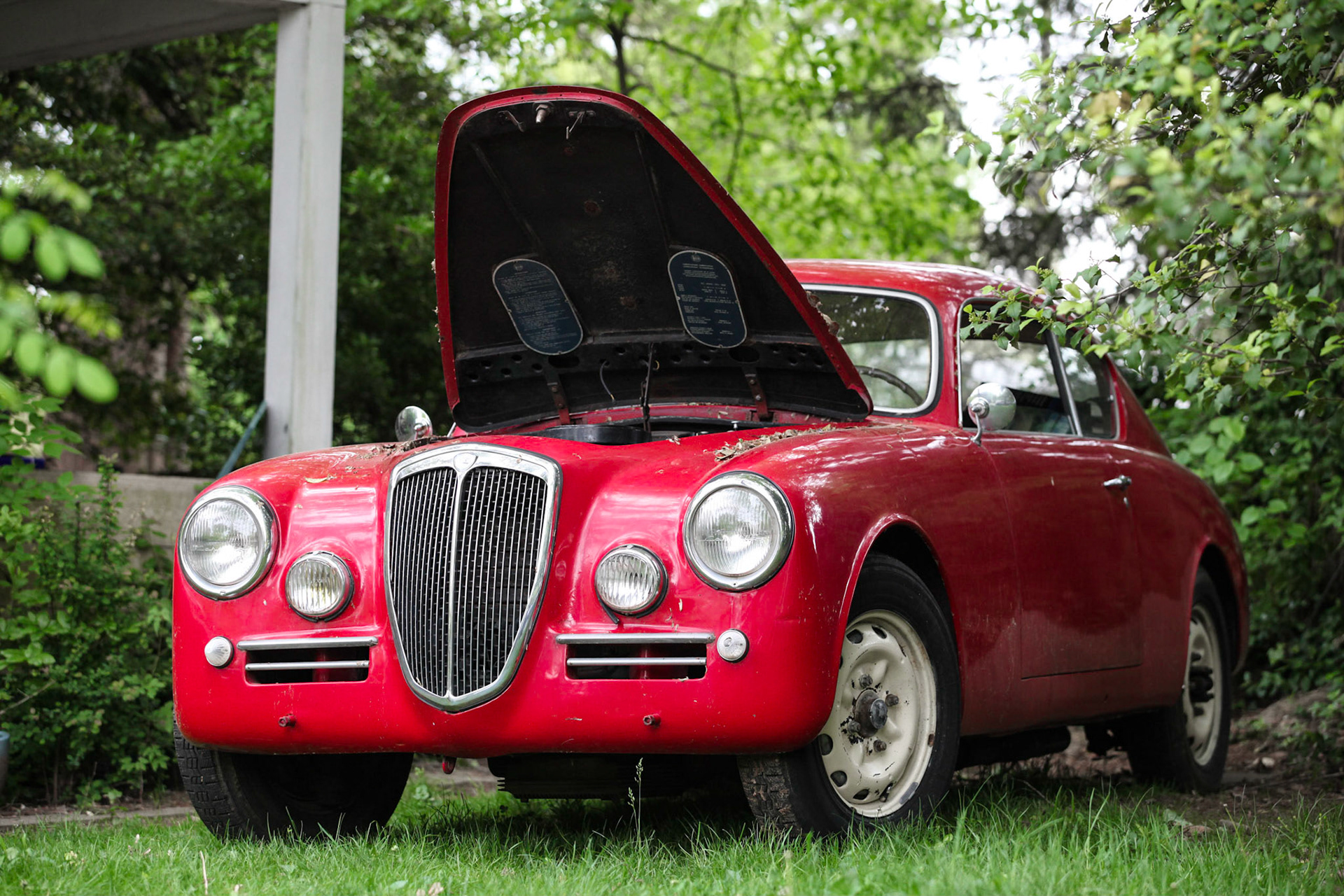 Sleeping Beauties - Mr Moon´s Classic Cars. Die Aurelia ist ein Modell des italienischen Automobilherstellers Lancia, welches von 1950 bis 1958 in verschiedenen Motor- und Karosserievarianten (Limousine, Coupé, Cabriolet) produziert wurde. Irgendwo in Virginia , USA hortet Mr. Moon seine Oldtimer Klassiker. Von Lancia über BMW und Alfa Romeo ist sind  hier meistens unter freiem Himmel viele Schätze hier zu finden