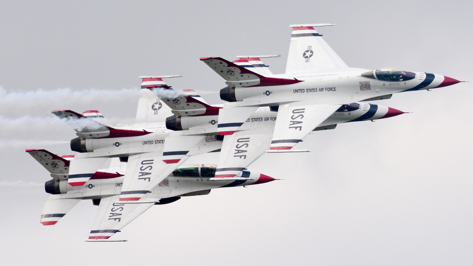 Four F16 Fighting Falcon from the USAF Demonstration Team performning at RAF Fairford in July 2017.