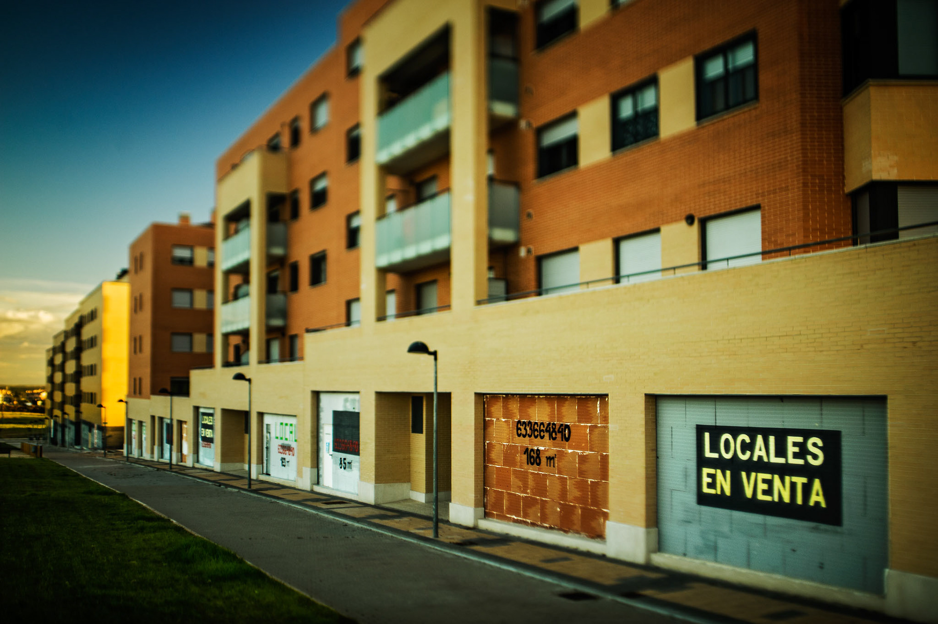 “Las Lomas de Arroyo” neighborhood. Arroyo de la Encomienda, Valladolid, Castilla y León. The recent construction boom has resulted in whole new neighborhoods like this one in the outskirts of many cities: A street grid encasing empty lots and new buildings. While in some of the buildings the occupancy rate of residential space has reached an acceptable level, the occupancy of the new commercial spaces is consistently very low.