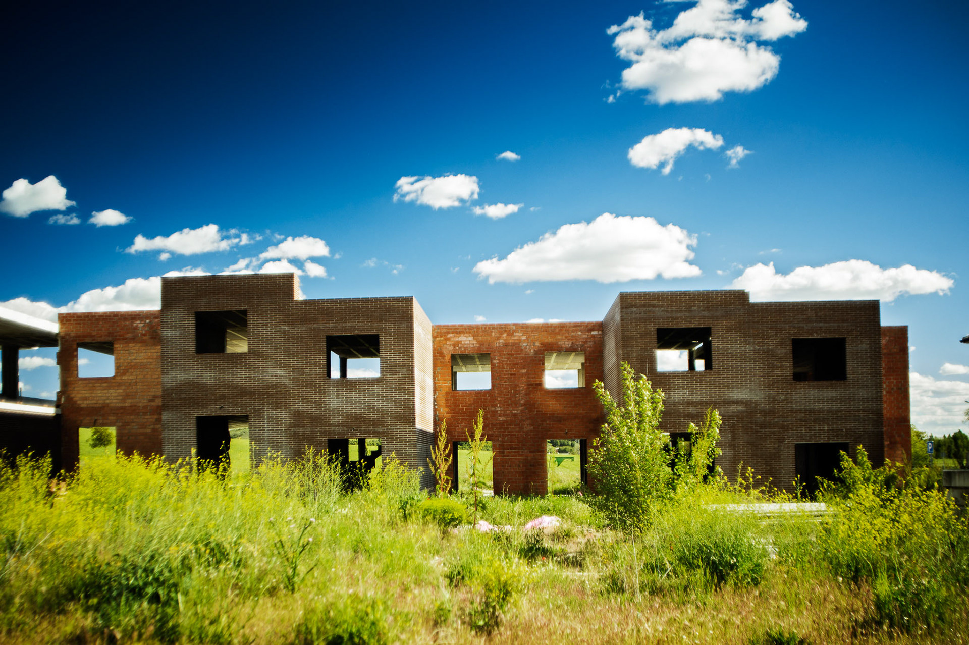 “Puente Real” residential development. Cabezón de Pisuerga, Valladolid, Castilla y León. “A peaceful place with green and leisure areas, all what you and your family need for a dream life”. The almost 6,000 houses that were planned in this small town would have supposed an eightfold increase in population, but the burst of the property bubble prevented it.