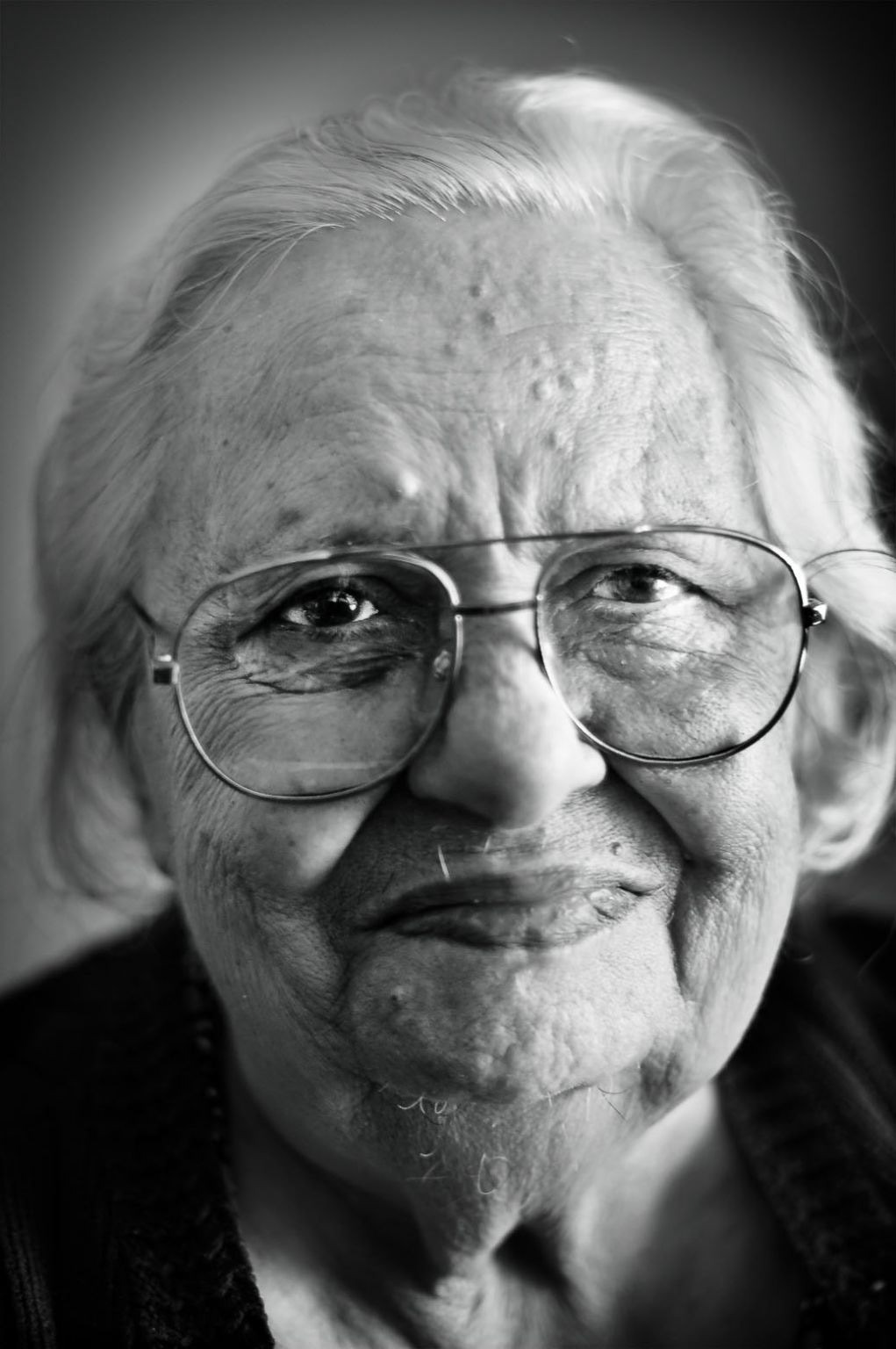 When the war broke out, Alegra Rofel fled with her boyfriend to Athens under a false identity. Alegra survived, but her life was changed forever. – Hitler killed my whole family. Our house was destroyed, we could not even afford to buy shoes, she says. With her newborn daughter in her arms, Alegra got married after the war. She began then working as a seamstress, making “beautiful dresses”. She has now ten grandchildren, and two great-grandchildren. Alegra has lived here for six years and enjoys it. – What else am I going to do?, she says with a big laugh.