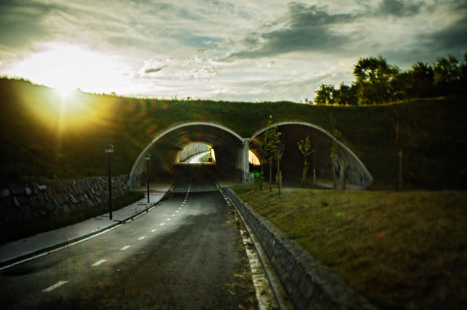 Southern Ring Road. Vitoria-Gasteiz, Araba, Euskadi. The new neighborhoods west of the city were to be served by a new ring road, but the crisis froze the construction plans, and only the first phase became a reality. This part is closed to traffic because it ends in a wall.