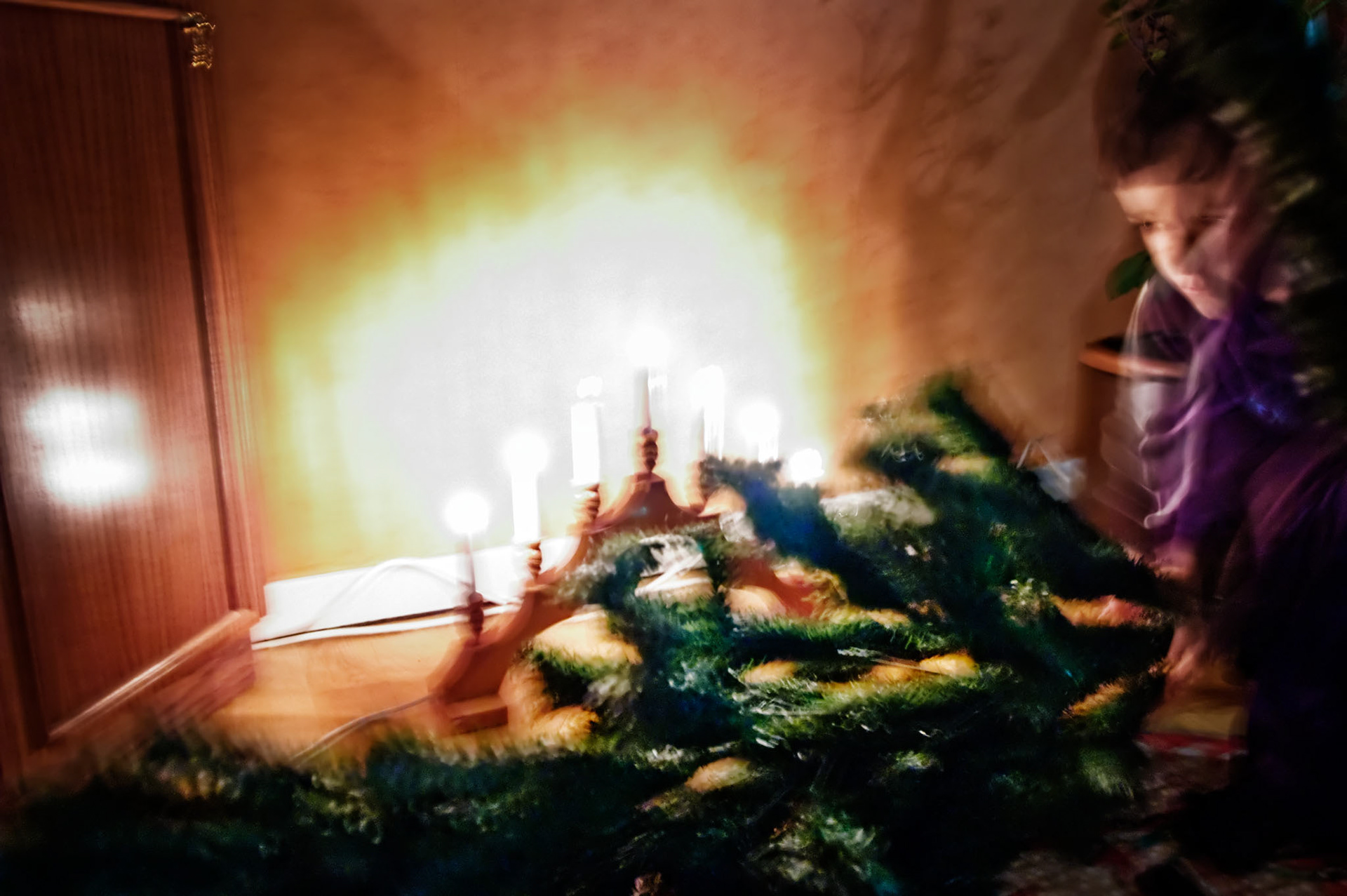 They have received a small amount of money from the Swedish Church for presents and Christmas shopping. Eugen is impatient to mount the Christmas tree so they can put the presents under it.