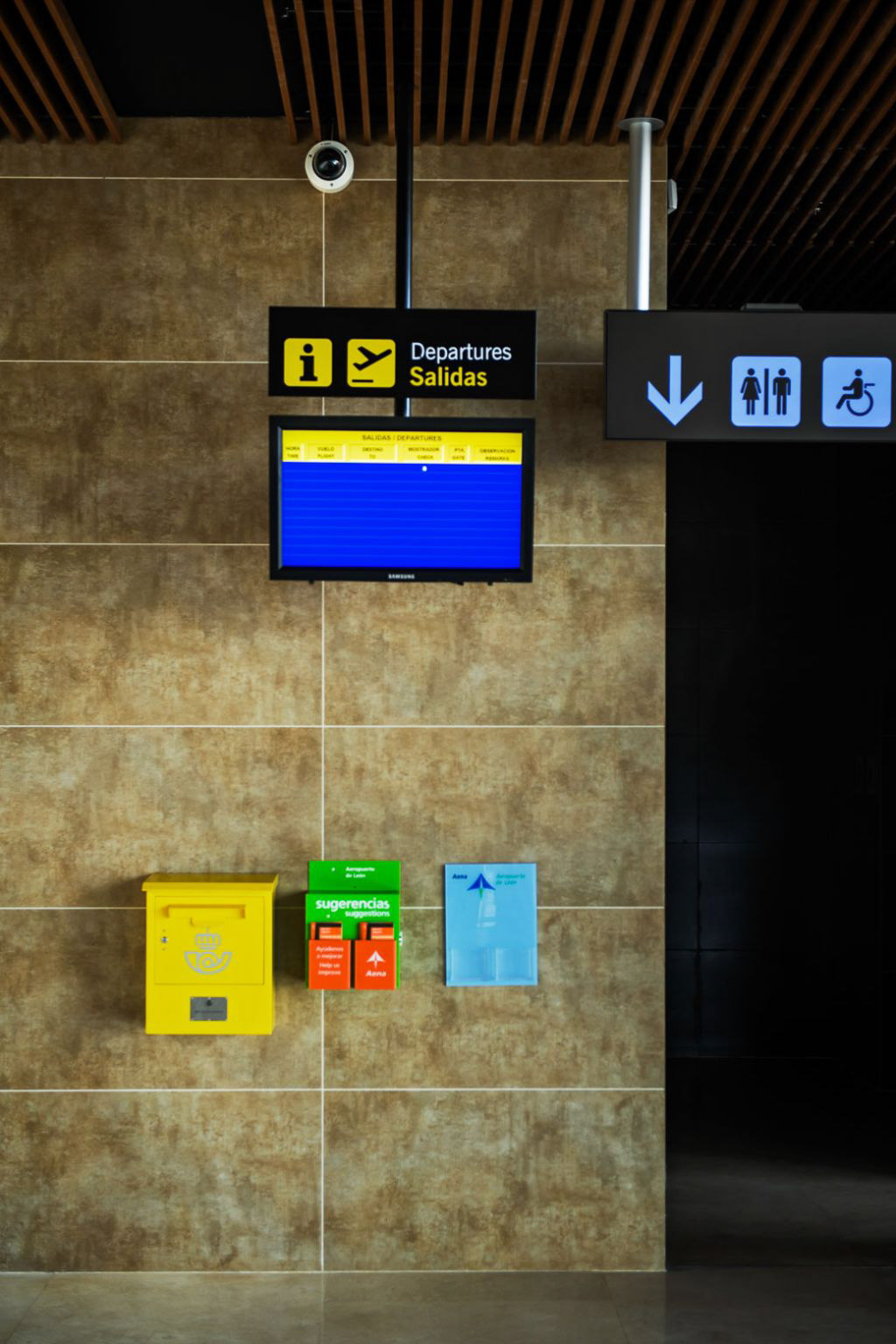 León Airport. León, Castilla y León. Despite that the airport never suffered from any kind of traffic congestion, three successive enlargement projects were carried out between 2005 and 2010 for 80 million euros, increasing its capacity to over one million yearly passengers. In 2014, the airport served only 23,000 passengers. The thing is that the airport has always had problems in attracting traffic despite that the regional authorities have subsidized the airlines operating here with a total of 20 million euros since its opening in 1999.