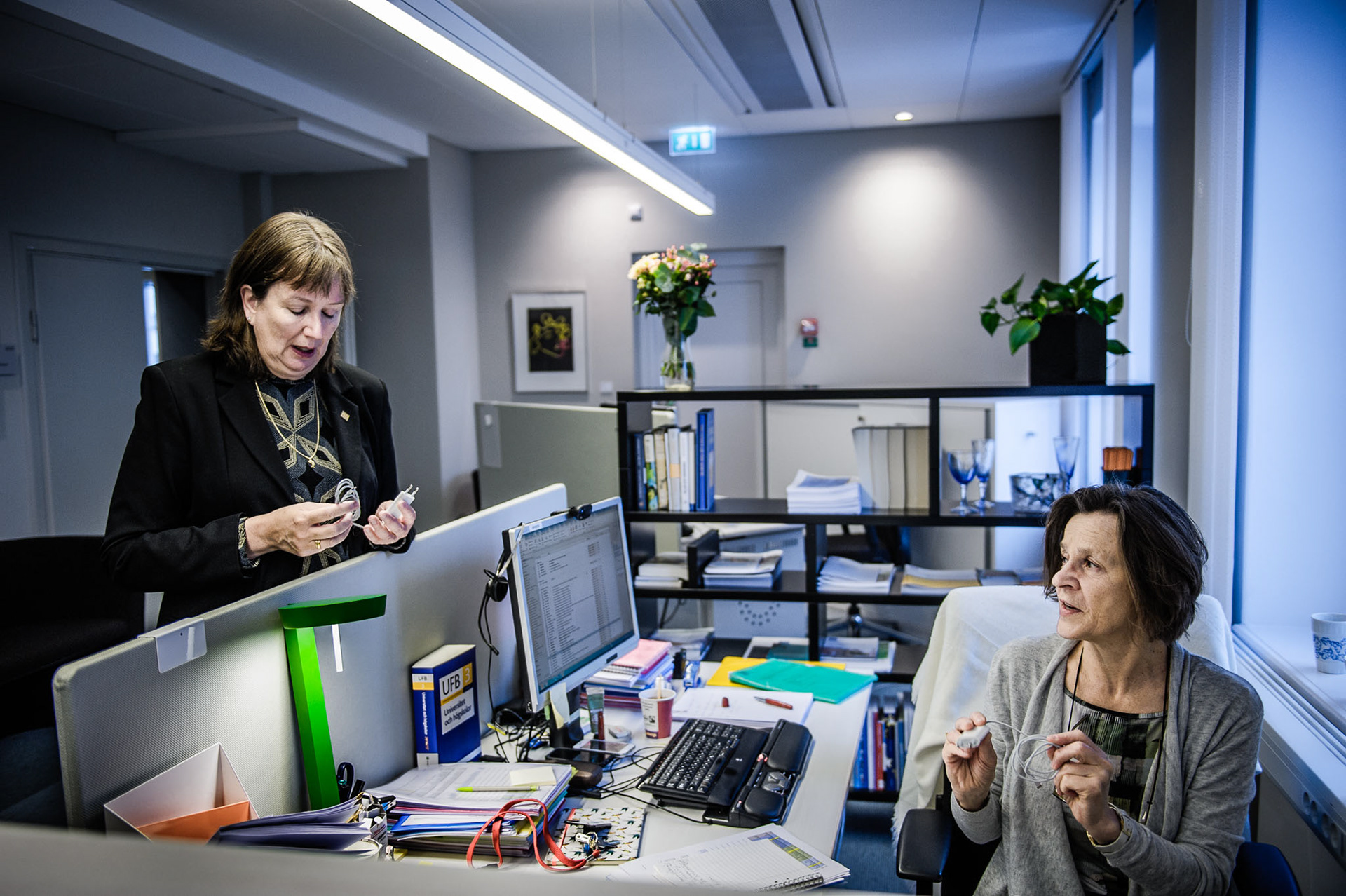 Sigbritt Karlsson asks her secretary for help with a technical problem with her new phone.