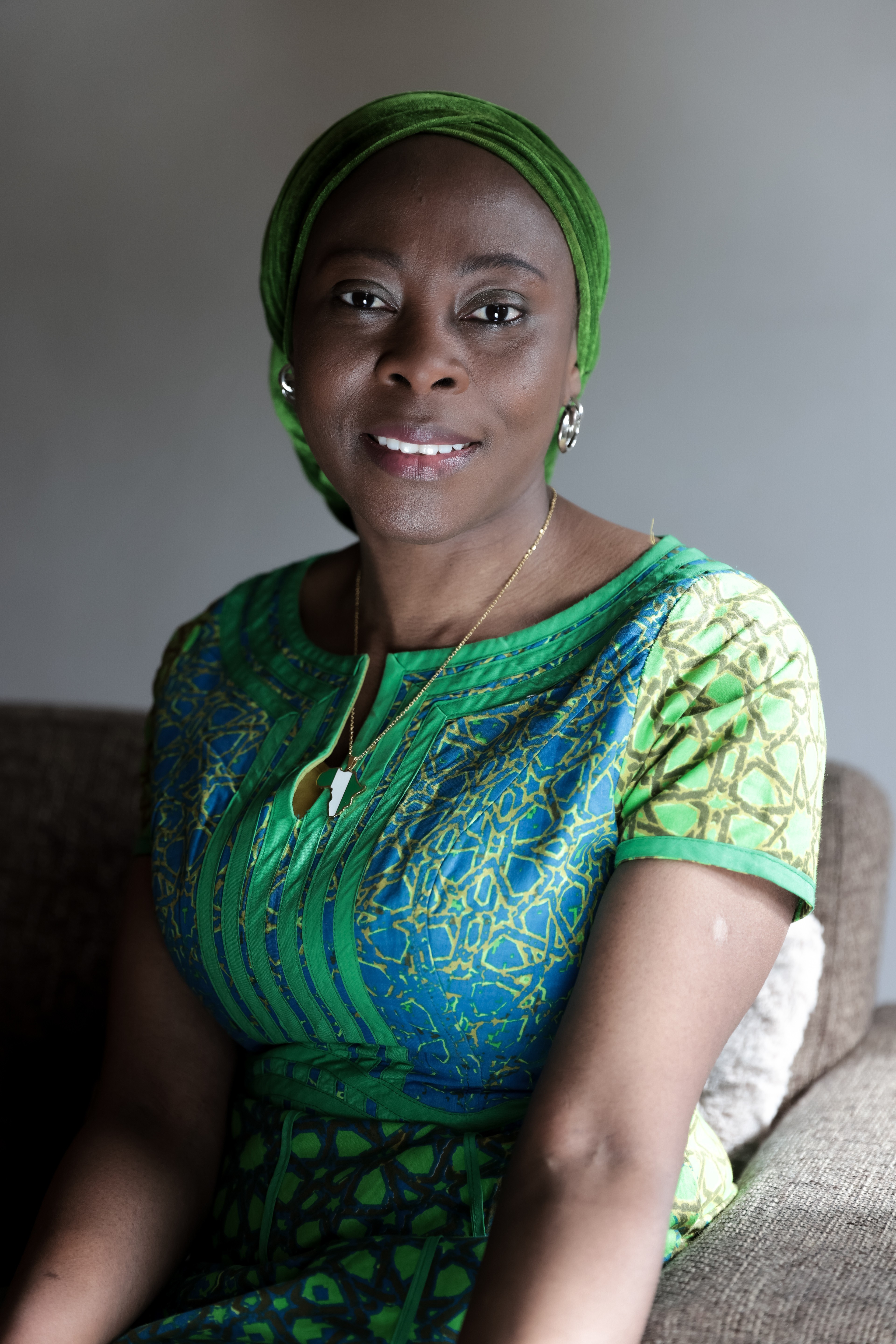Portret van Bolanle, Nigeriaanse vrouw in traditionele kleding.