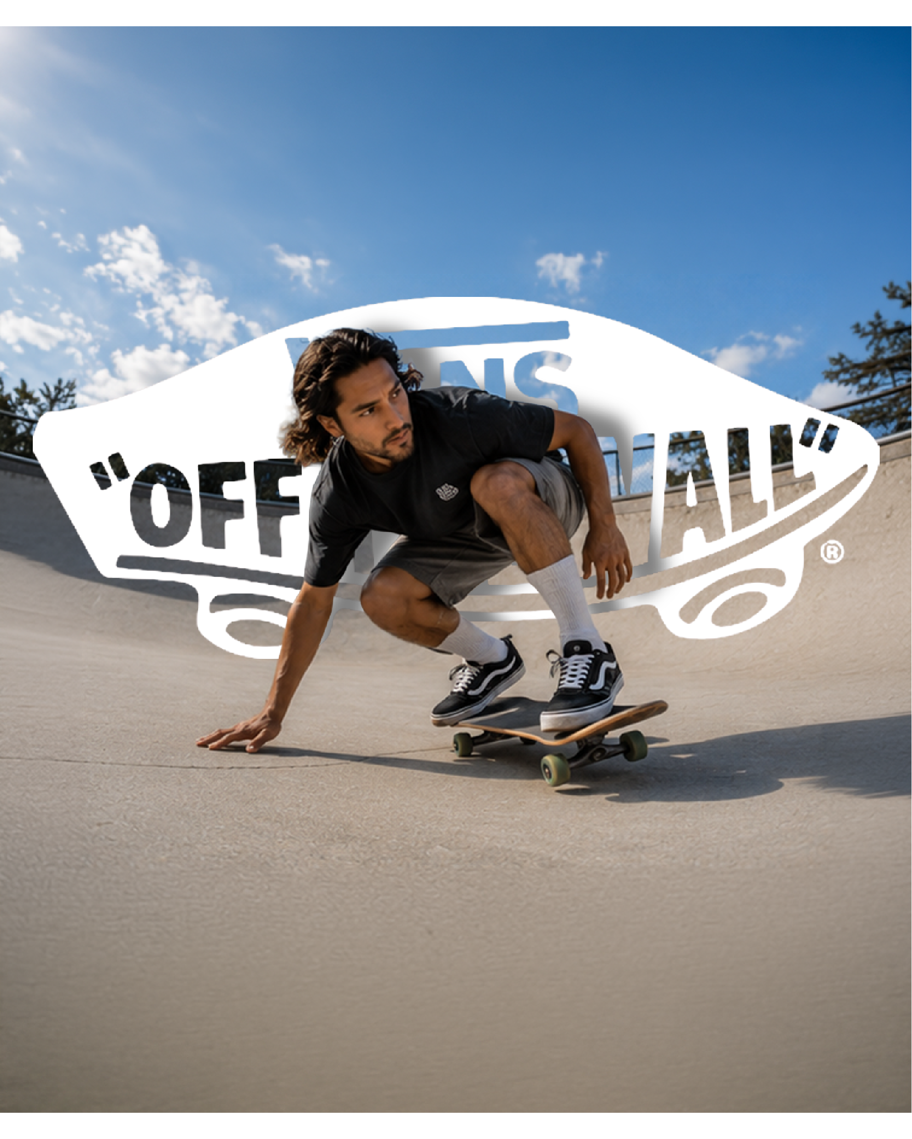 Skater agachado sobre su tabla en una rampa de concreto.
