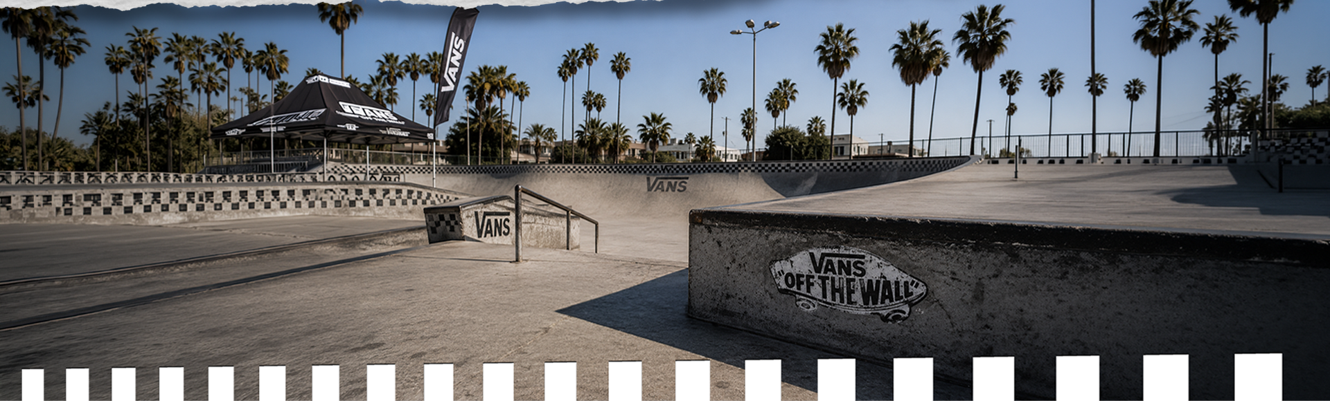 Vista de un parque de skate con rampas, palmeras y elementos gráficos de Vans Off The Wall.