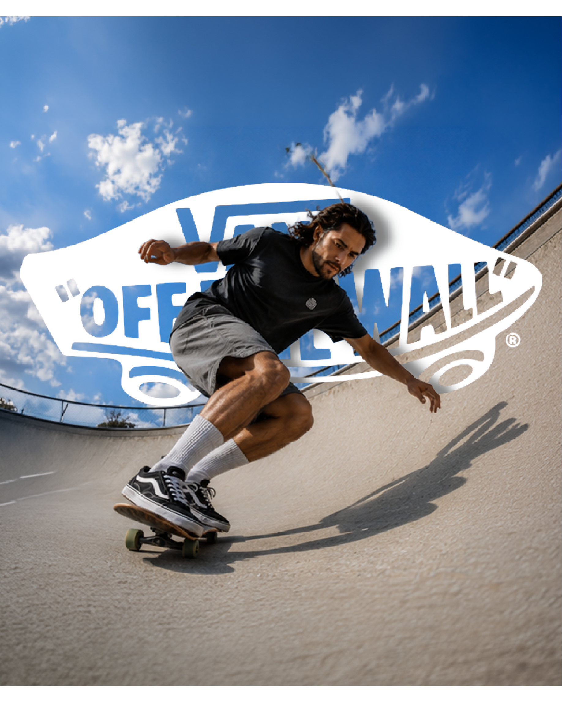 Skater recorriendo una rampa con el logotipo Vans al fondo.