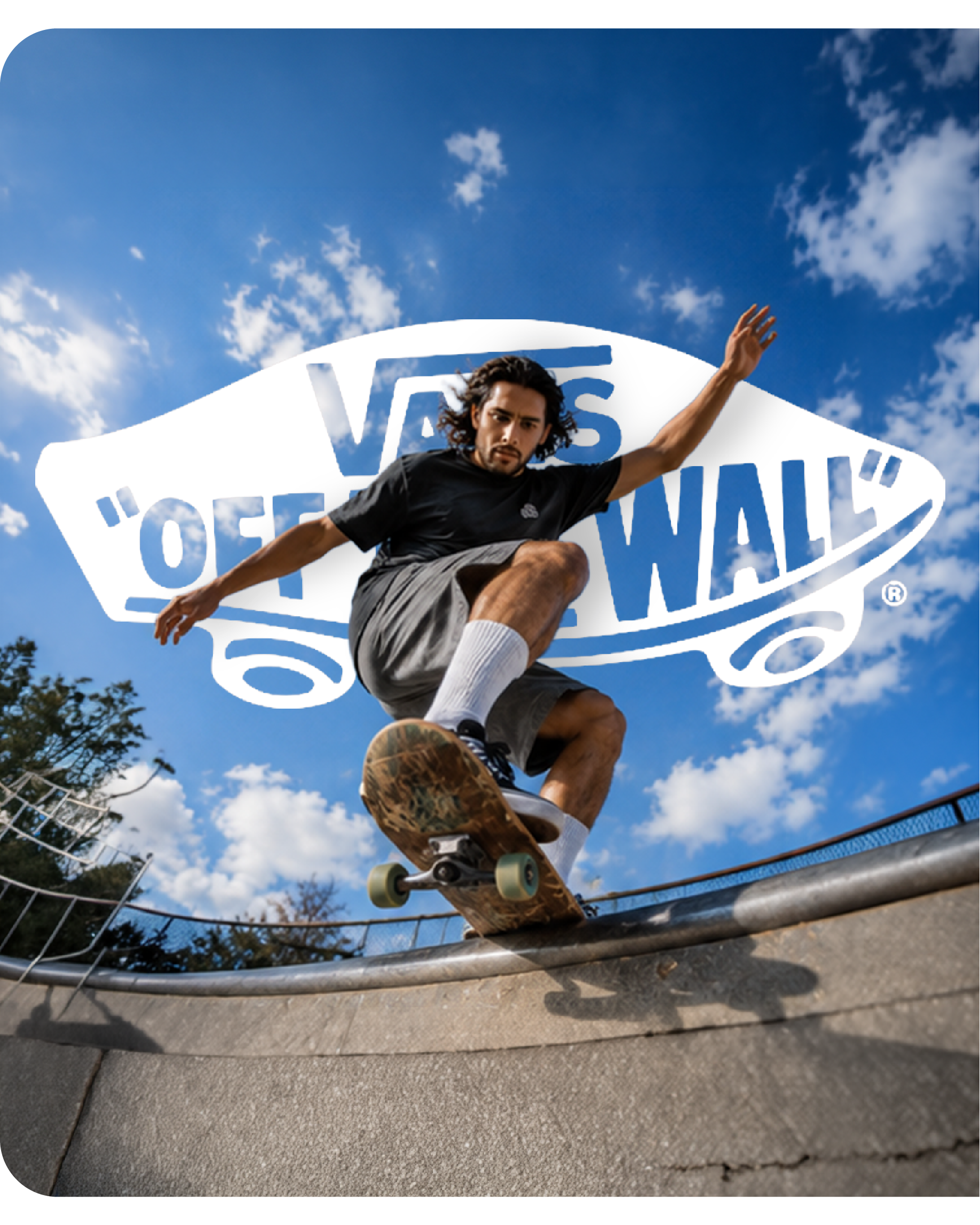 Skater sobre el borde de una rampa con el logotipo Vans Off The Wall.